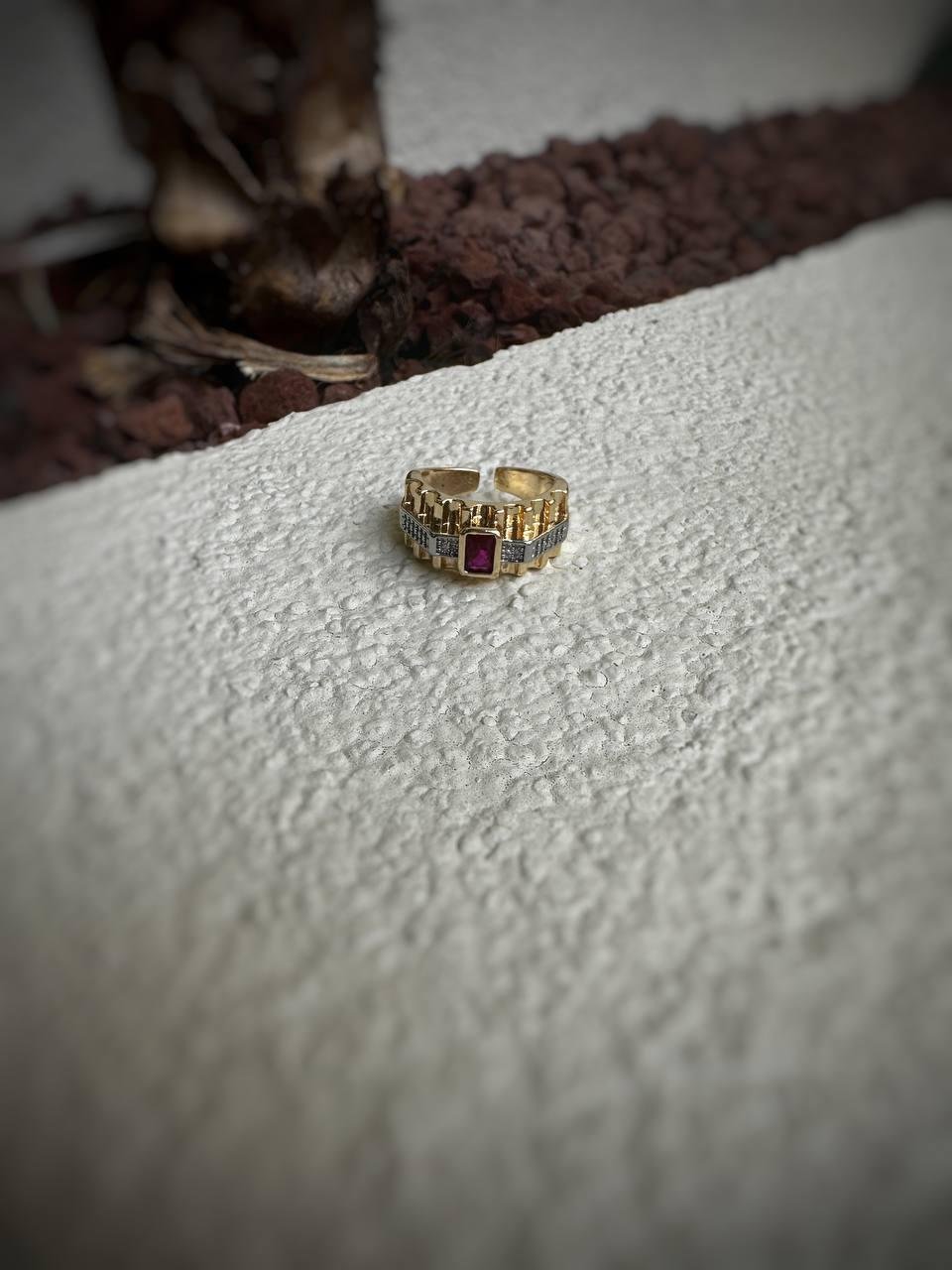 Ortası Kırmızı Baget Taş Detay Özel Seri Yüzük