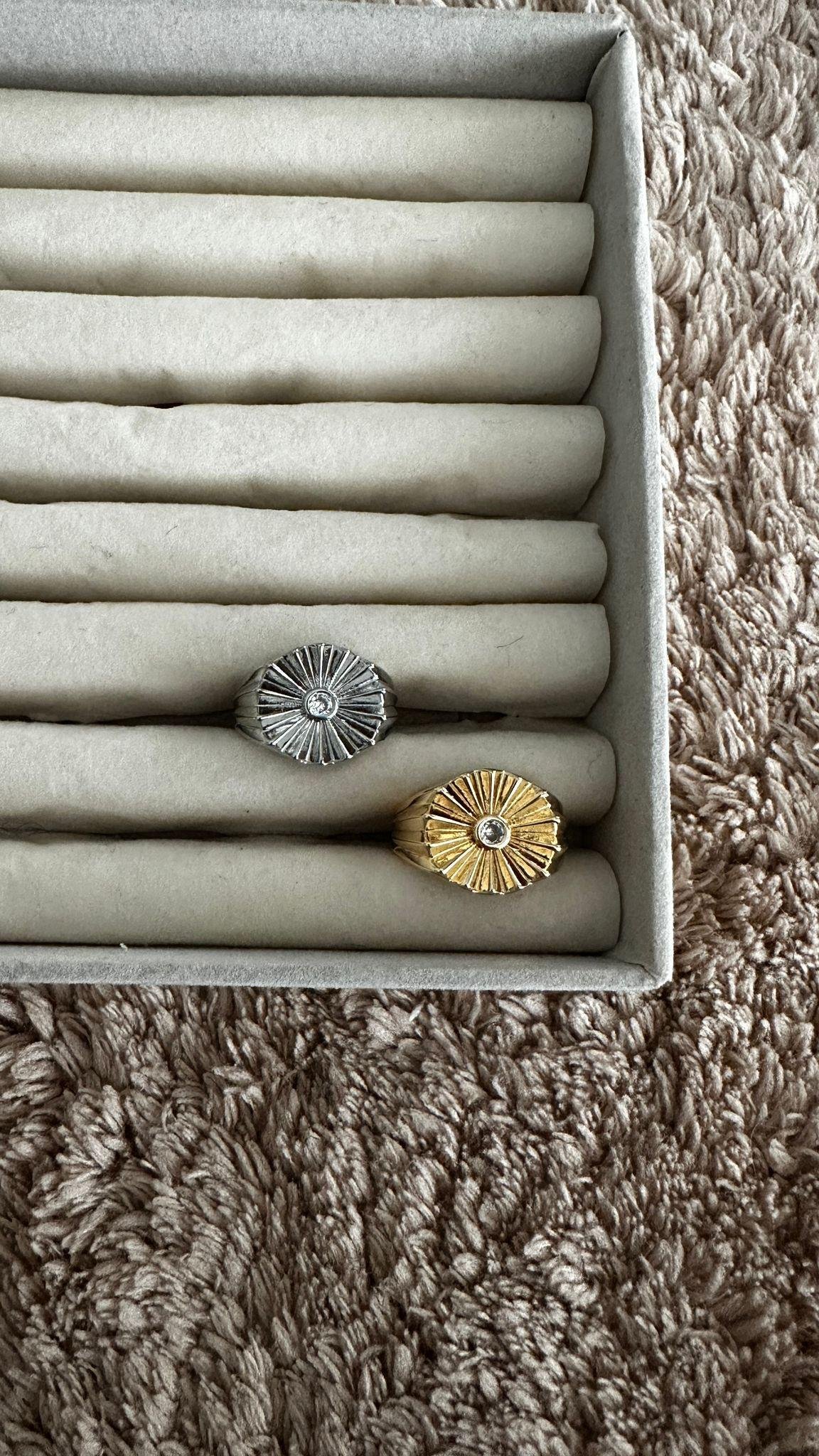 Ortası Zirkon Taşlı Çiçek Yüzük