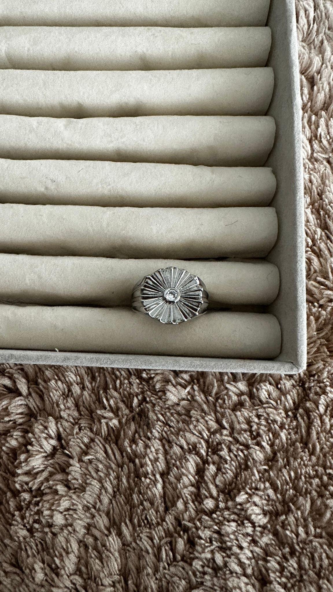 Ortası Zirkon Taşlı Çiçek Yüzük