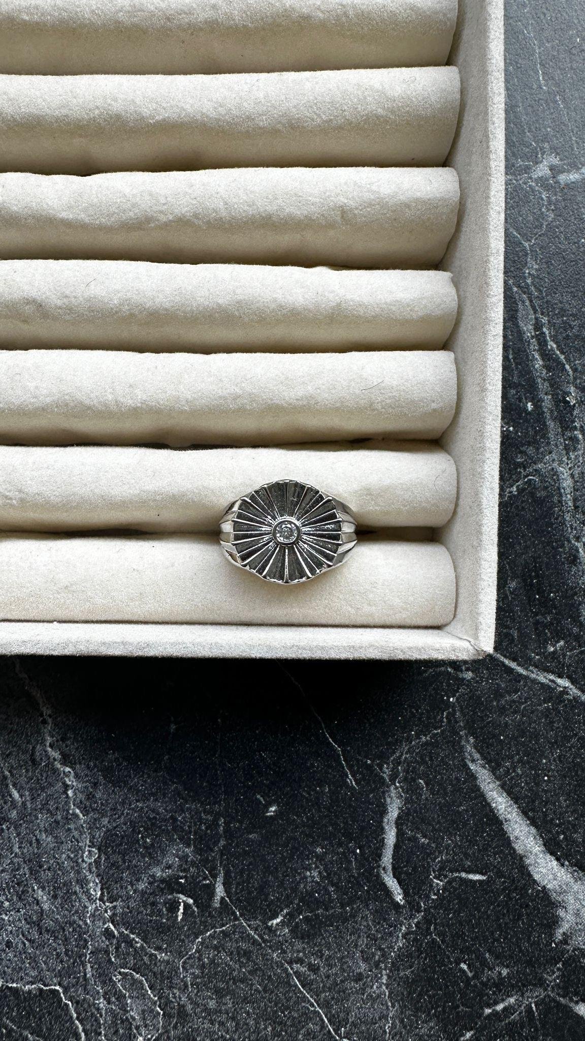 Ortası Zirkon Taşlı Çiçek Yüzük