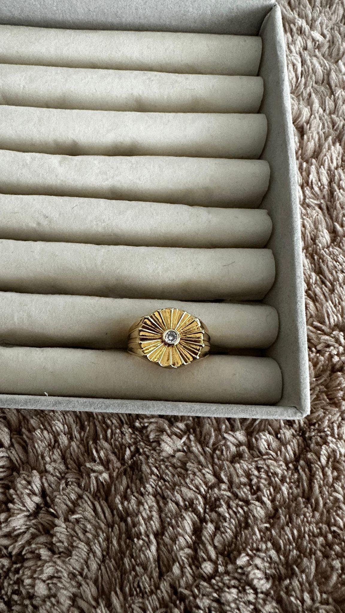 Ortası Zirkon Taşlı Çiçek Yüzük