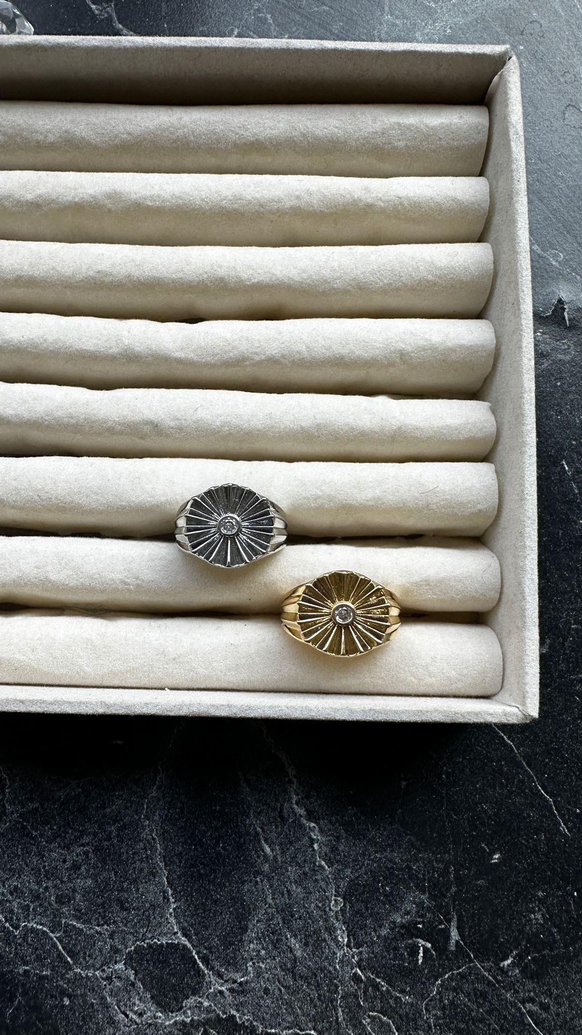 Ortası Zirkon Taşlı Çiçek Yüzük