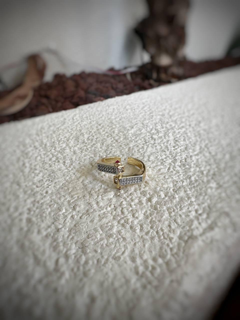 Pembe Taş Detay Zirkon Taşlı Asimetrik Çelik Yüzük