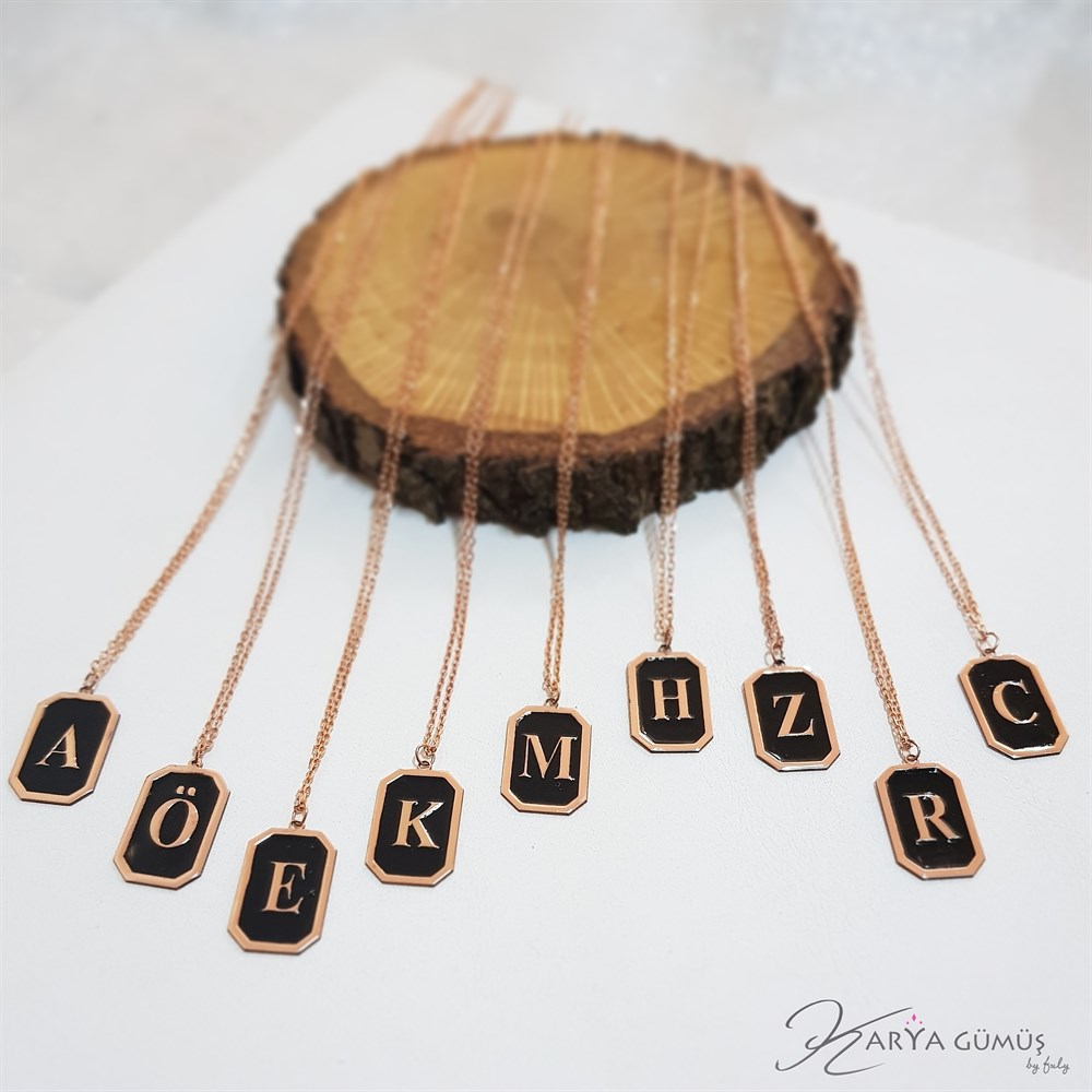 SİYAH KARE PLAKA HARF GÜMÜŞ KOLYE