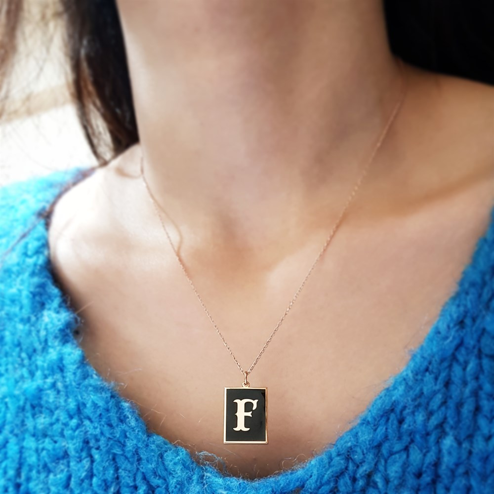 SİYAH PLAKA TASARIM HARFLİ GÜMÜŞ KOLYE