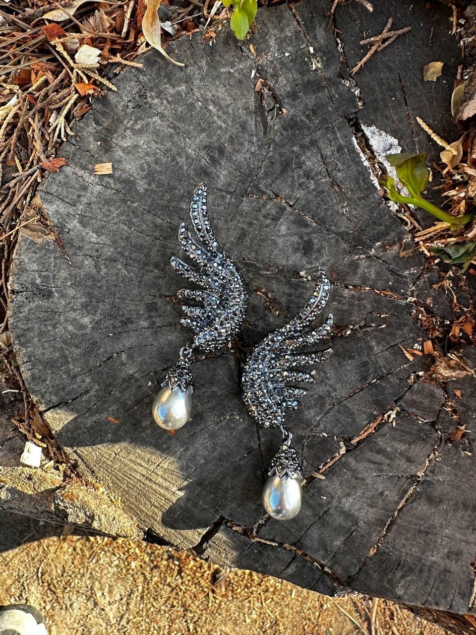 Siyah Zirkon Taşlı İnci Detay Melek Kanadı Küpe