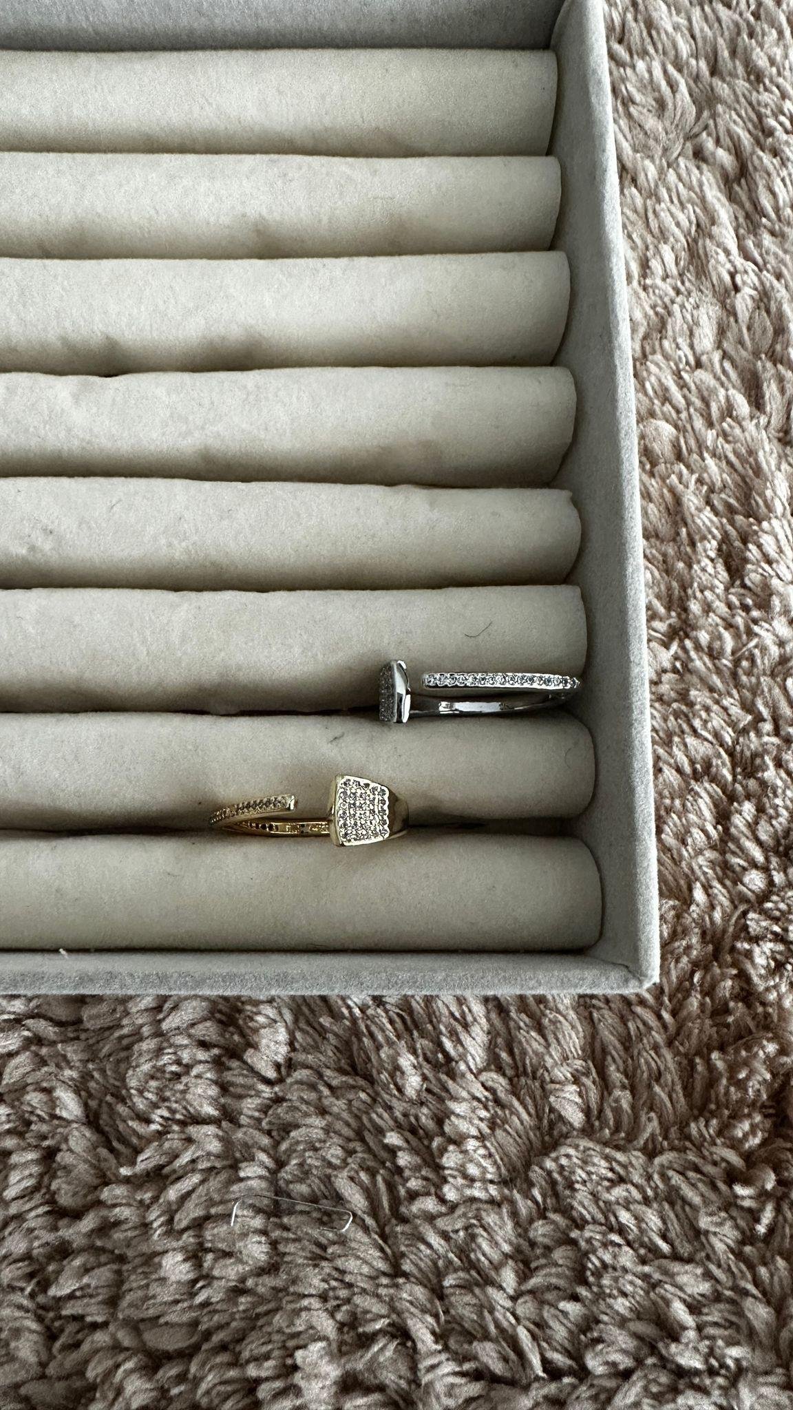 Tamamı Zirkon Taşlı Kare Detay Yüzük