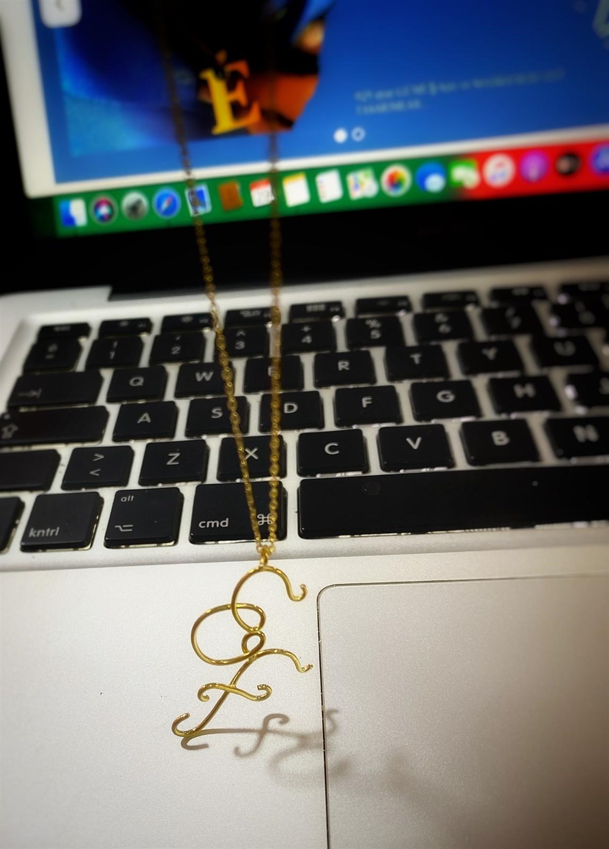 Tasarım Çapraz Tel Bükme İki Harf Gümüş Kolye