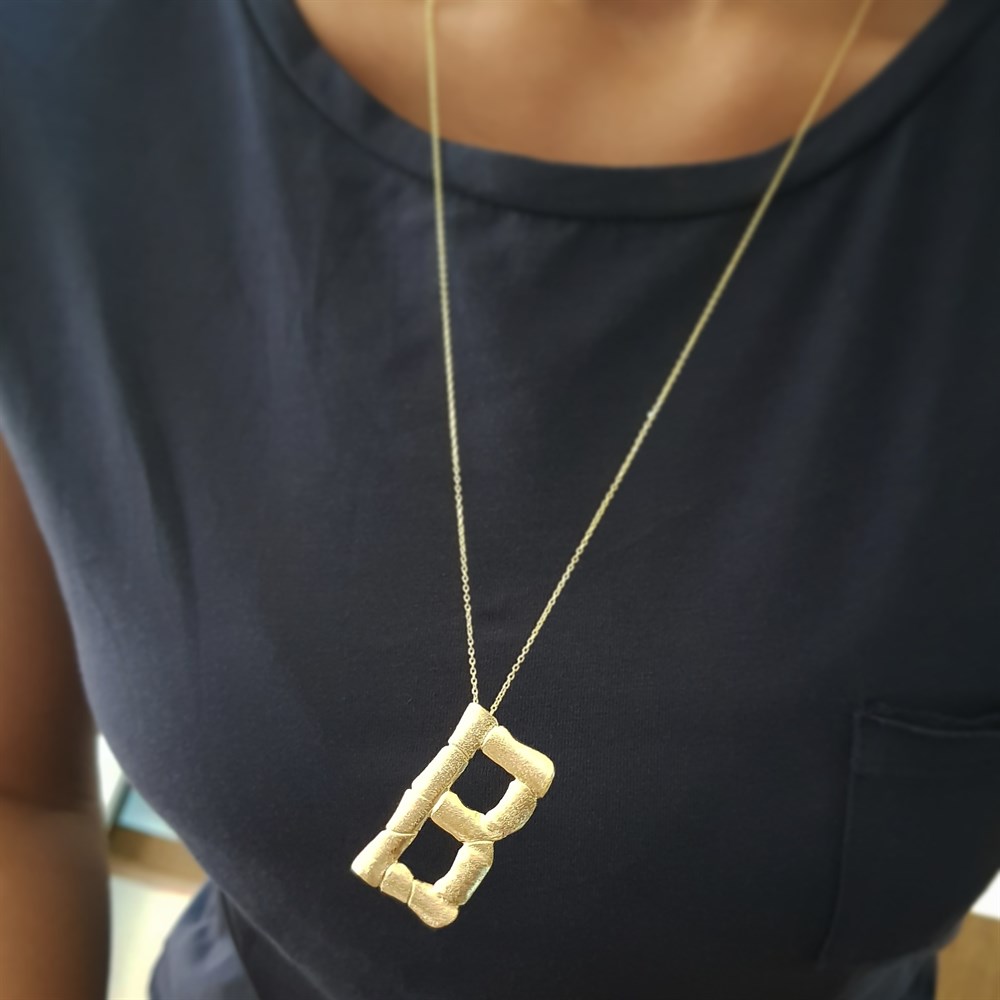 TASARIM KUM İŞÇİLİKLİ HARF GÜMÜŞ KOLYE