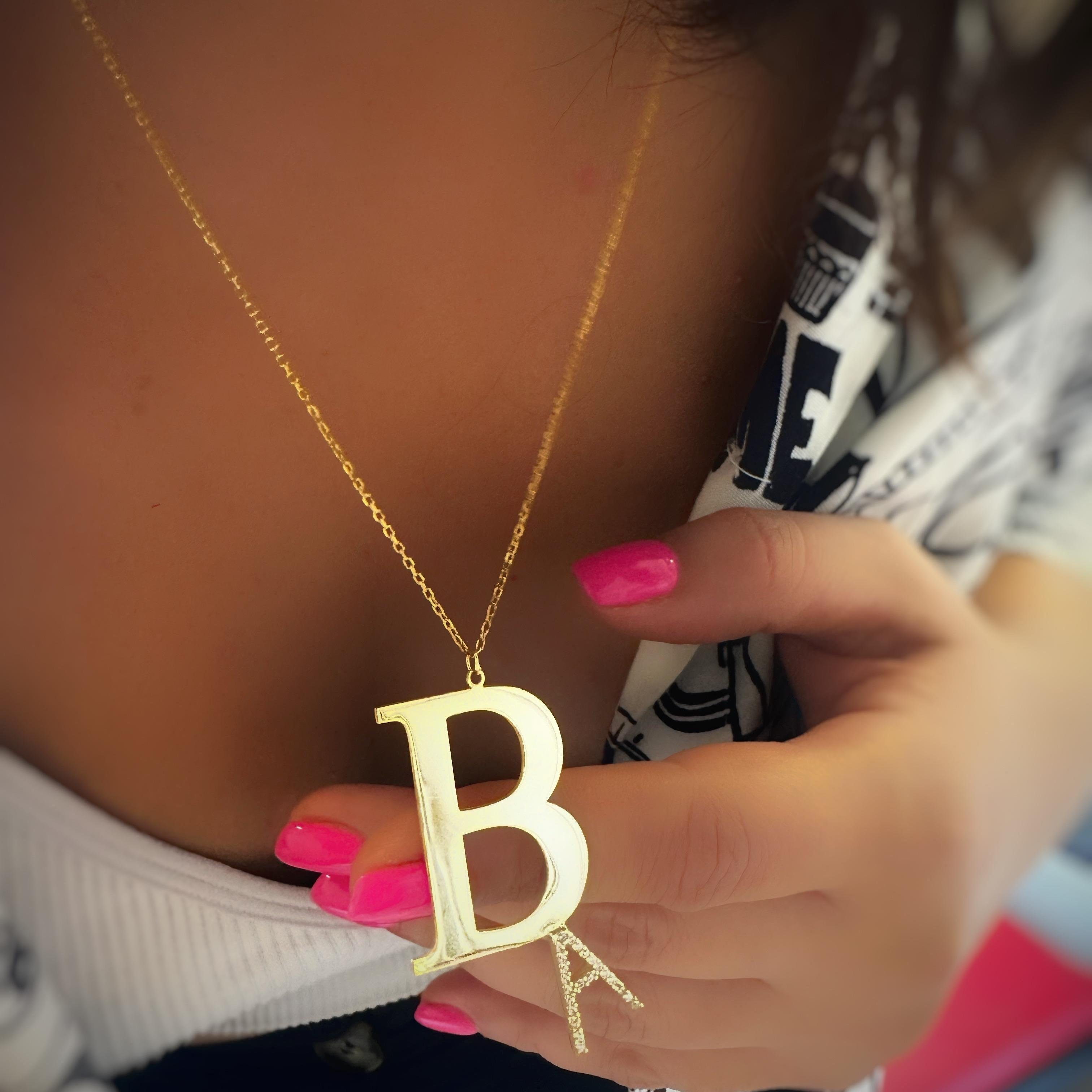 Tasarım Madalyon Boy ve Taşlı Harf Gümüş Kolye