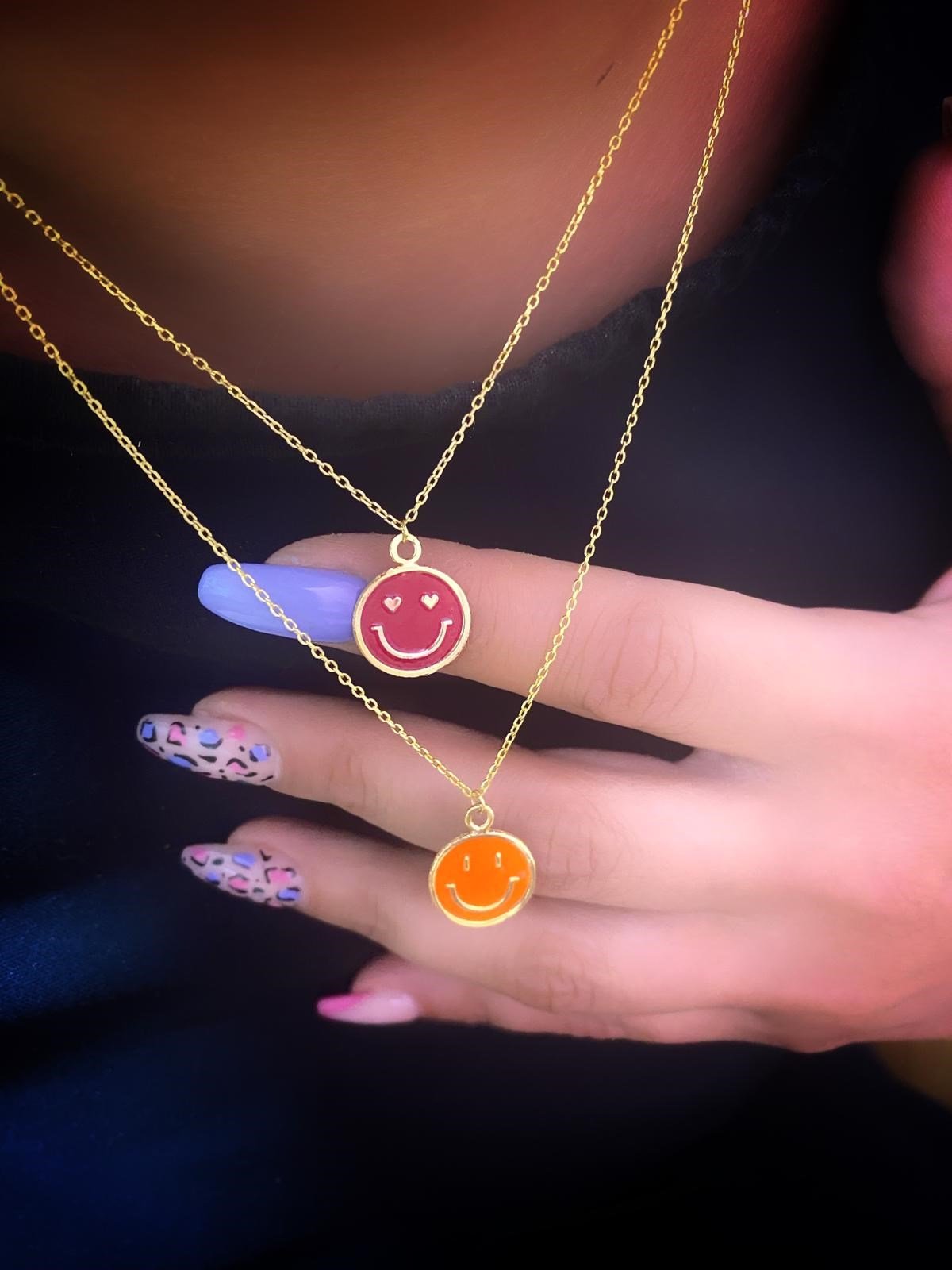 Tasarım Mineli Gülen Yüz Gümüş Kolye 