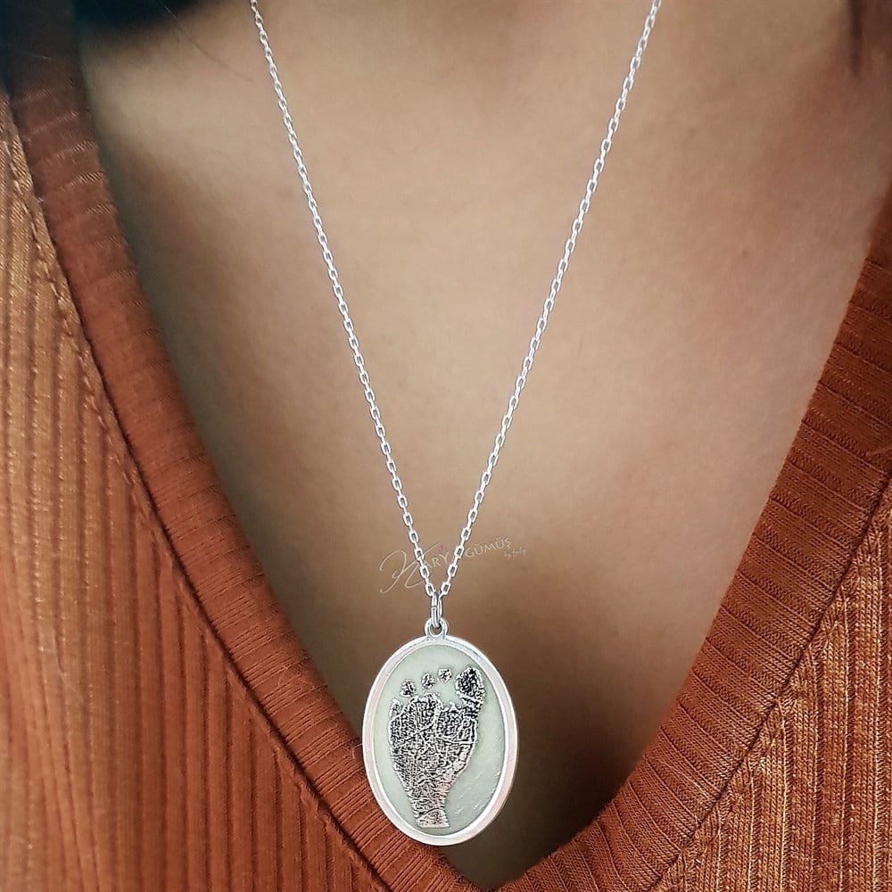 Tasarım Plaka Ayak İzi Gümüş Kolye