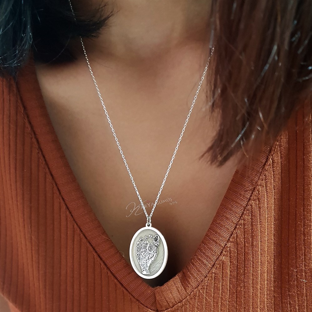 Tasarım Plaka Ayak İzi Gümüş Kolye