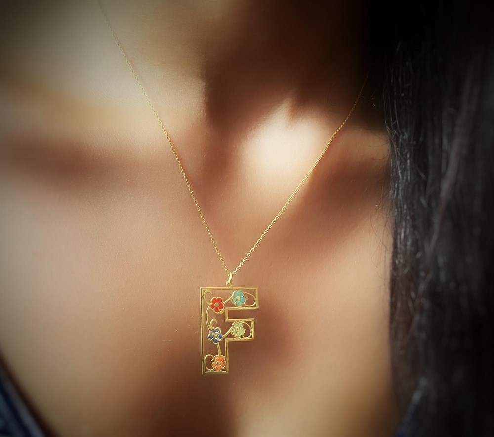 Tasarım Renkli Çiçekli Harf Gümüş Kolye