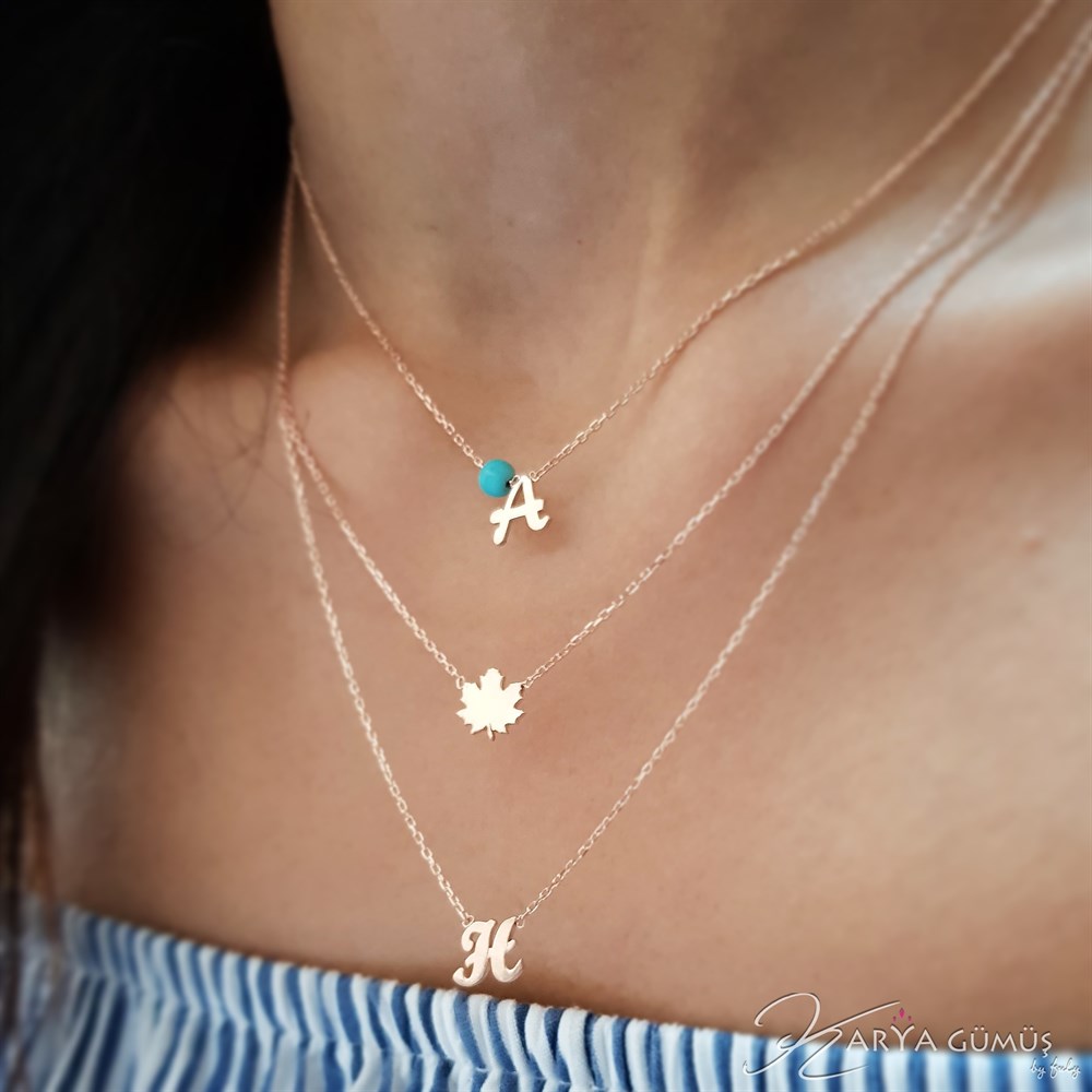 TURKUAZ TAŞLI ÜÇLÜ HARF ÇINAR YAPRAKLI GÜMÜŞ KOLYE
