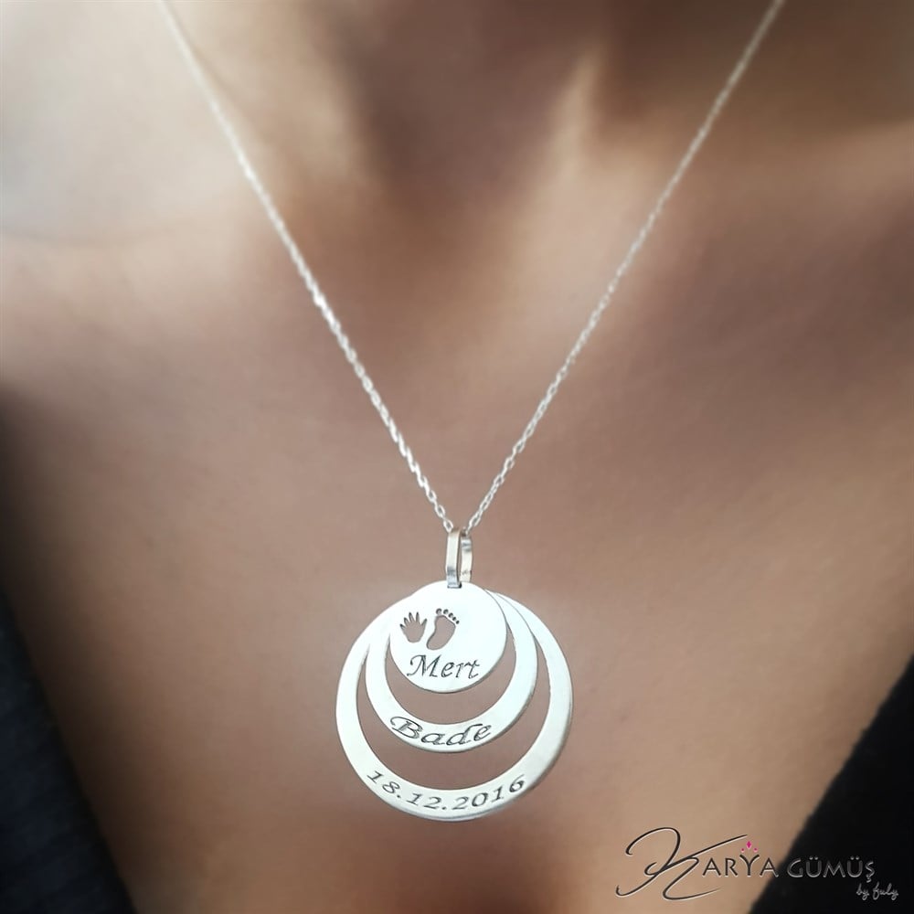 ÜÇLÜ HALKA EL AYAK PLAKA İSİMLİ GÜMÜŞ KOLYE