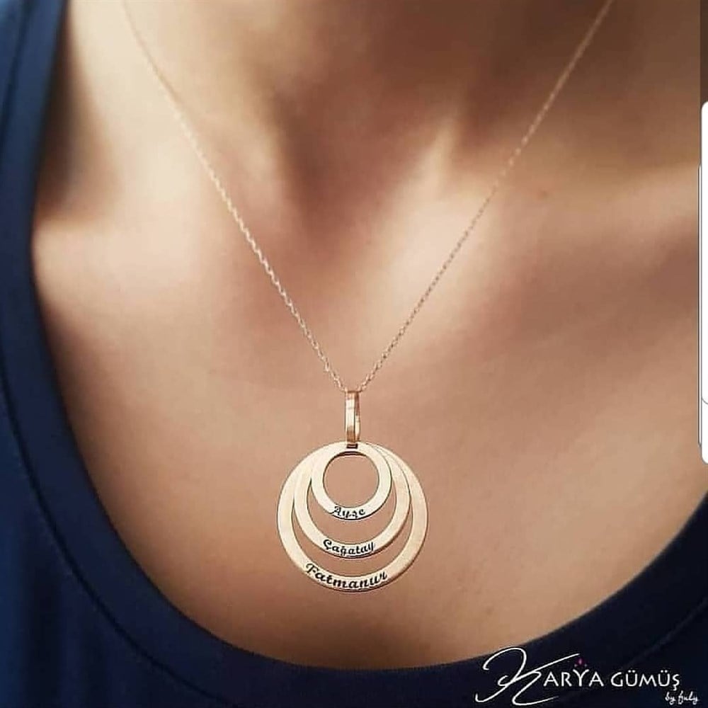 ÜÇLÜ HALKA İSİMLİ GÜMÜŞ KOLYE