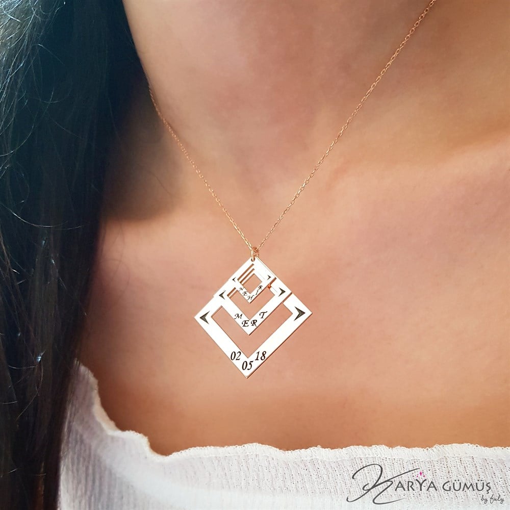 ÜÇLÜ KARE HALKA İSİM TARİH GÜMÜŞ KOLYE