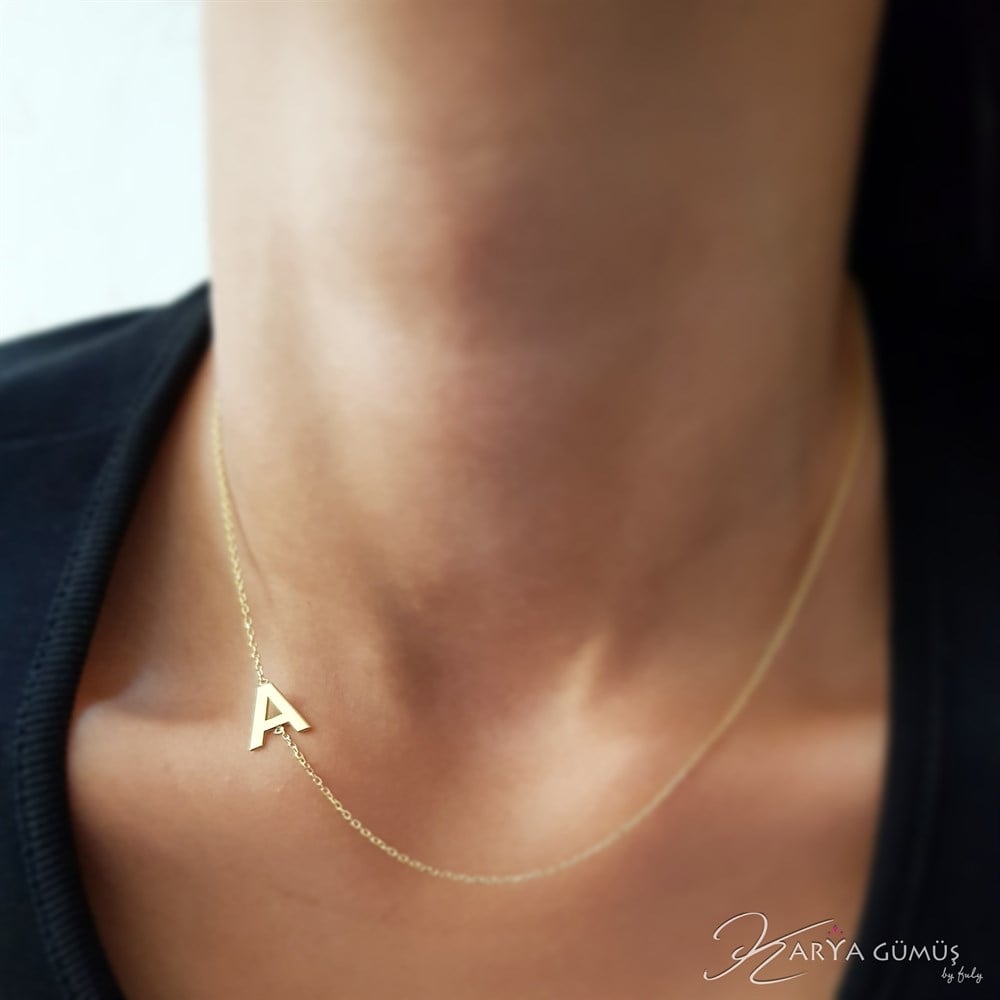 YAN KEMİKTE DURAN HARF GÜMÜŞ KOLYE