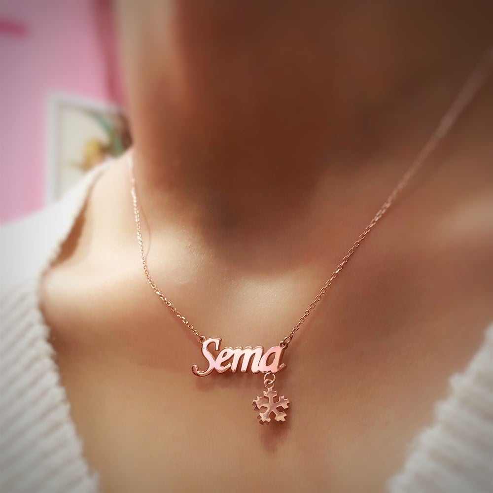 Yeni Kar Tanesi Figürlü İsimli Gümüş Kolye