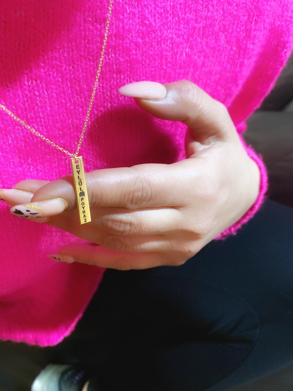 Yonca Figürlü İsimli Dikey Çubuk Gümüş Kolye 