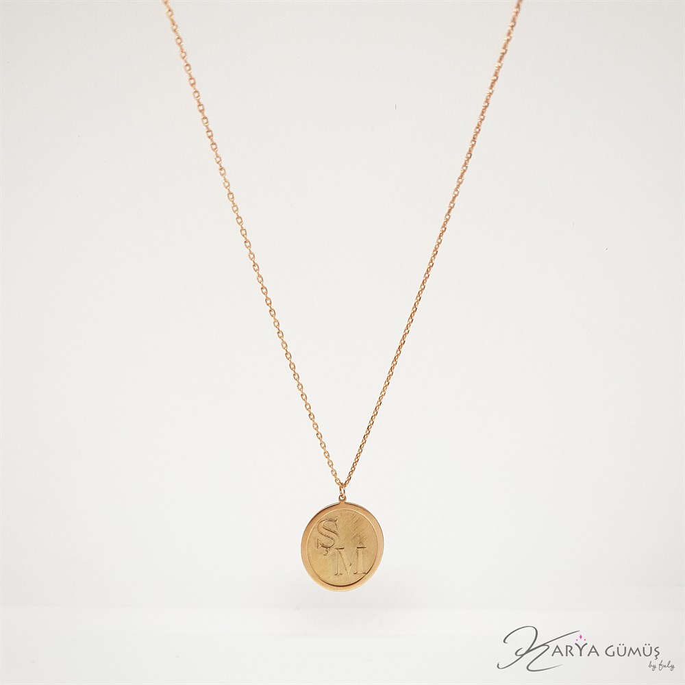 YUVARLAK PLAKA HARFLİ GÜMÜŞ KOLYE