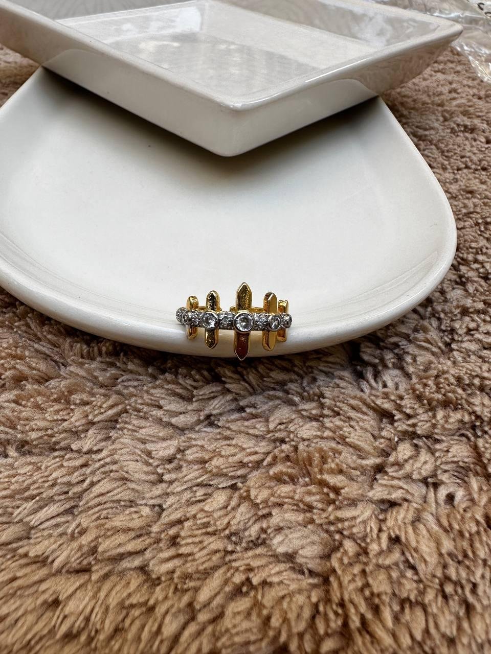 Yuvarlak Zirkon Taşlı Piramit Yüzük