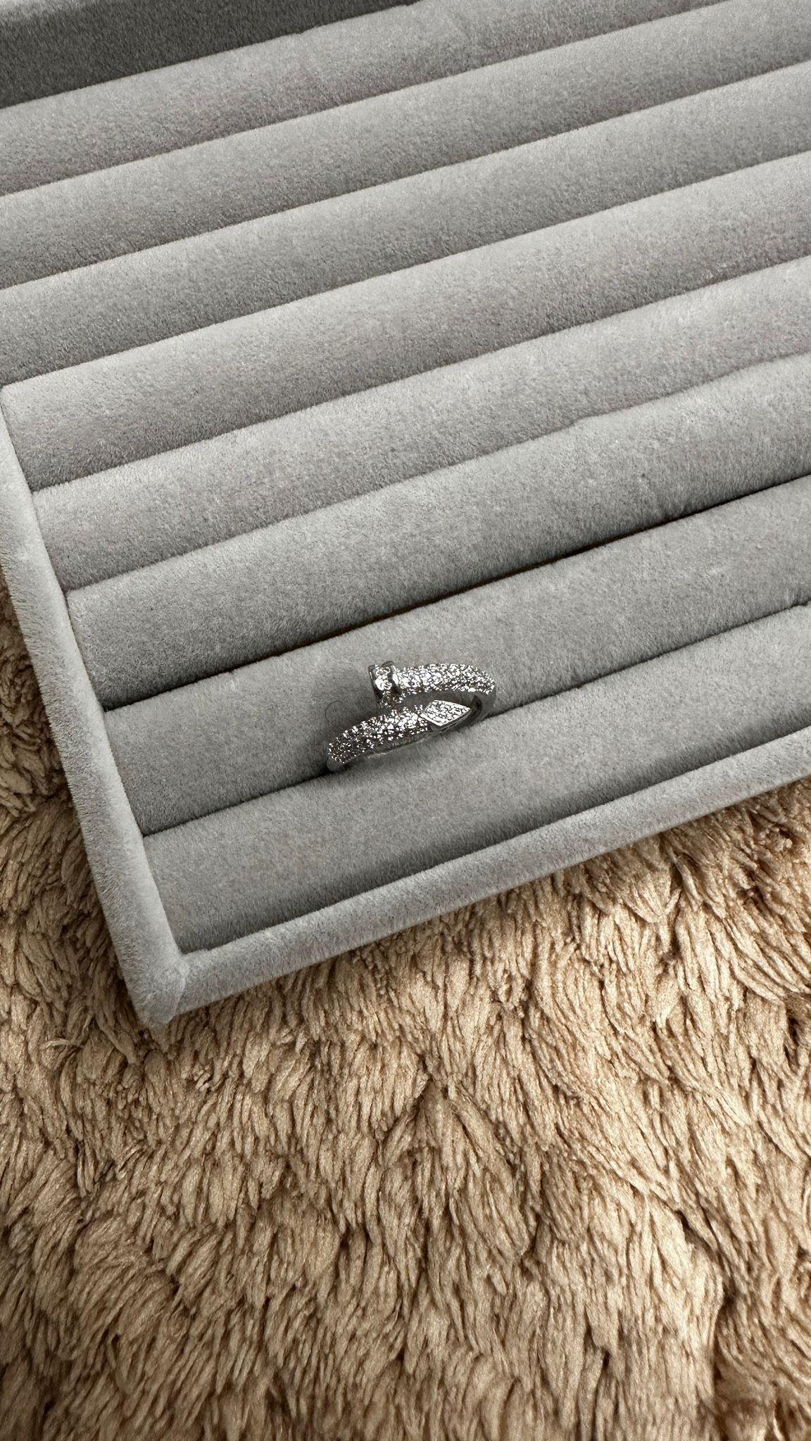 Zirkon Taşlı Çivi Orjinal Marka Yüzük