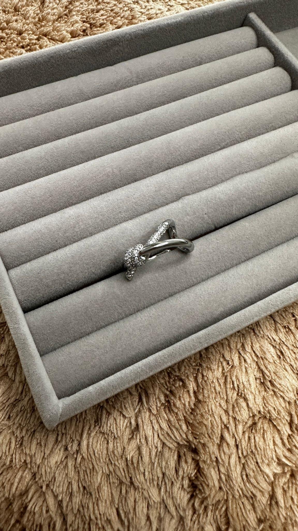 Zirkon Taşlı Düğüm Yüzük