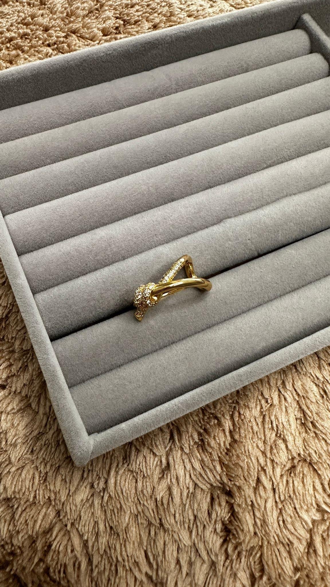 Zirkon Taşlı Düğüm Yüzük