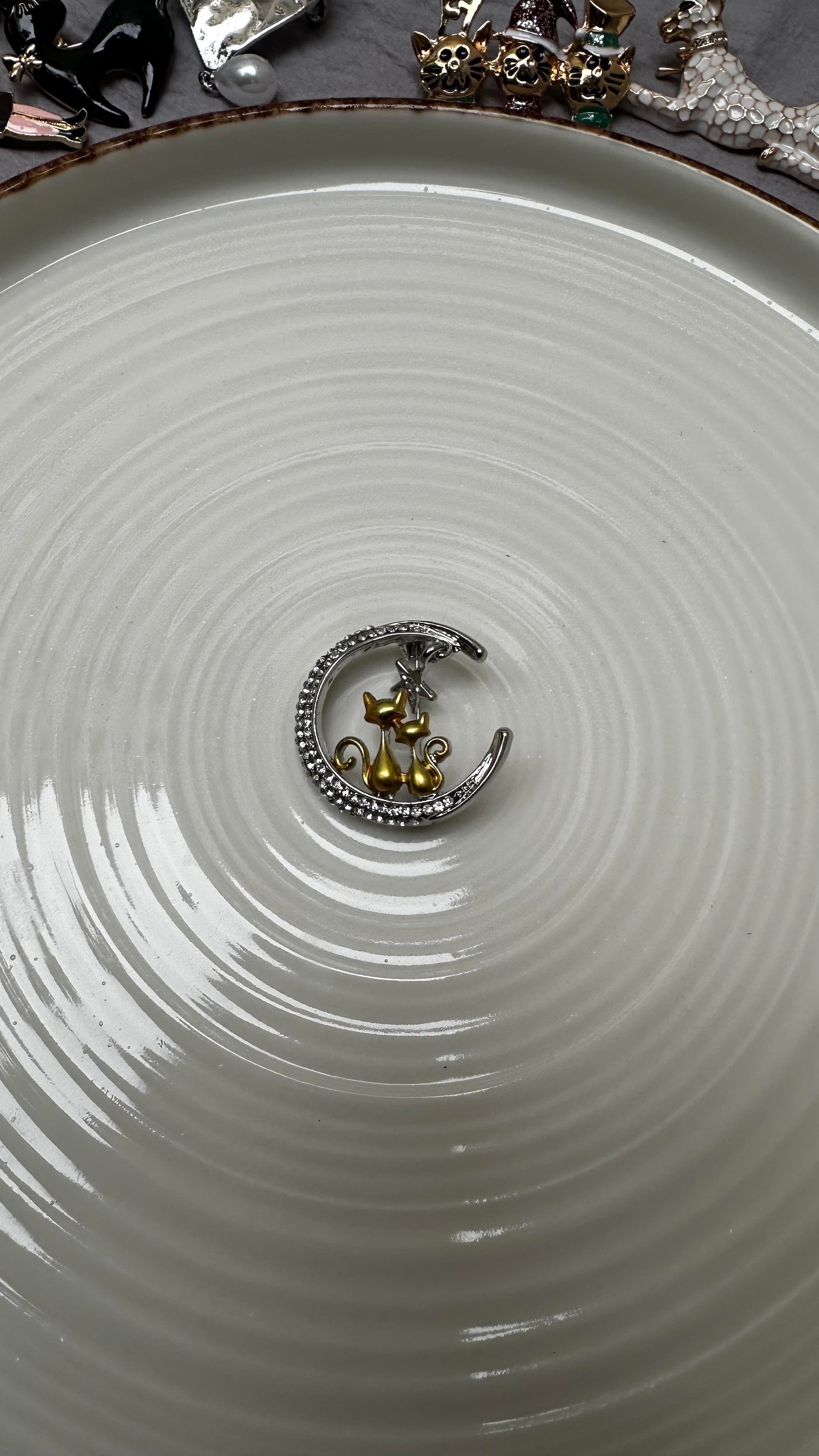 Zirkon Taşlı Kedili Broş