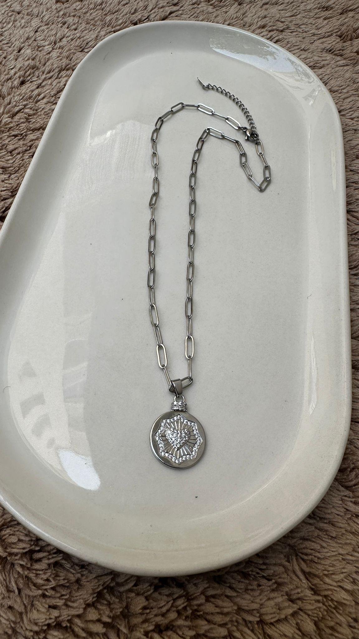 Zirkon Taşlı Motifli Plaka Kalp Kolye