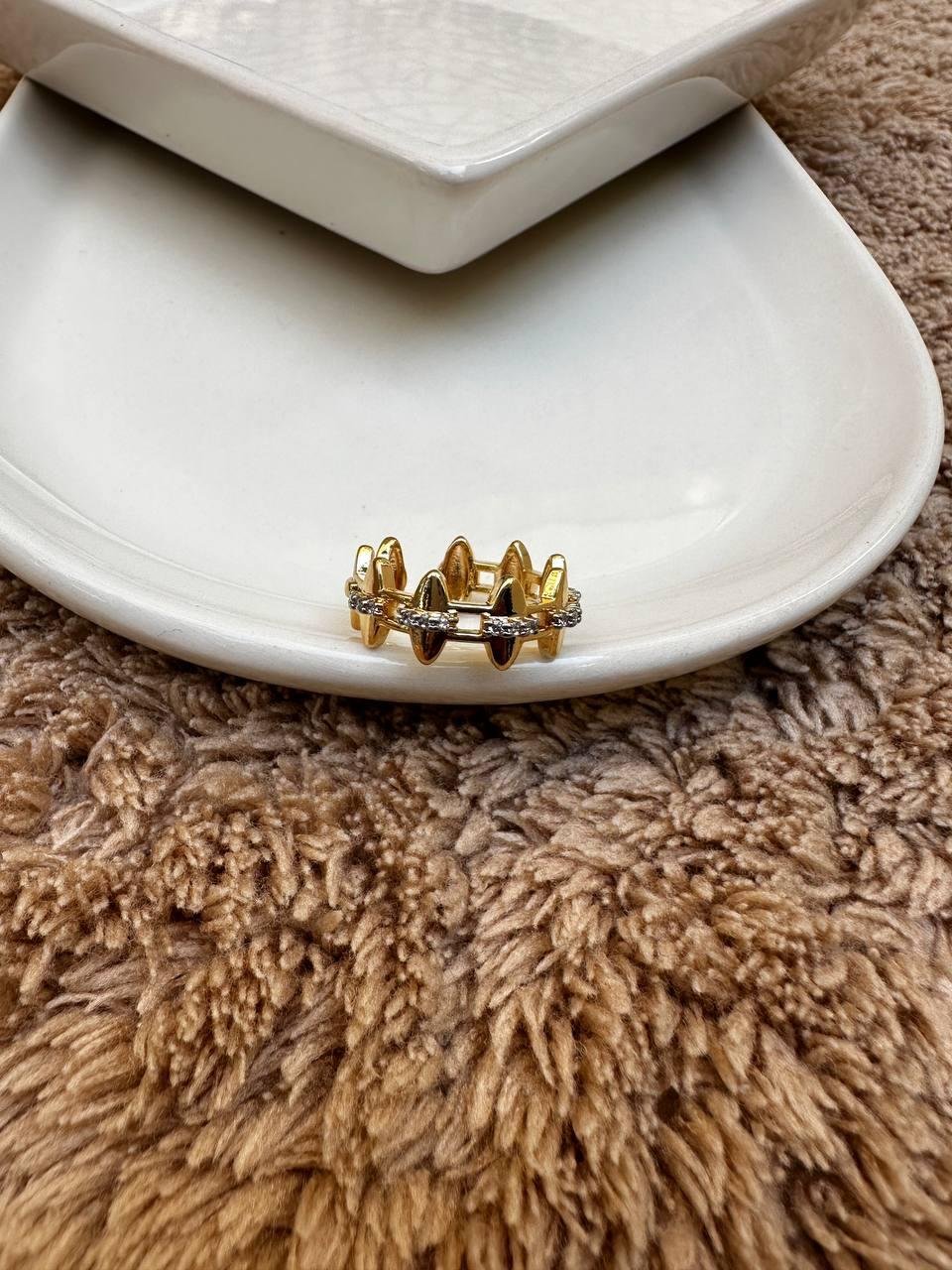 Zirkon Taşlı Piramit Yüzük