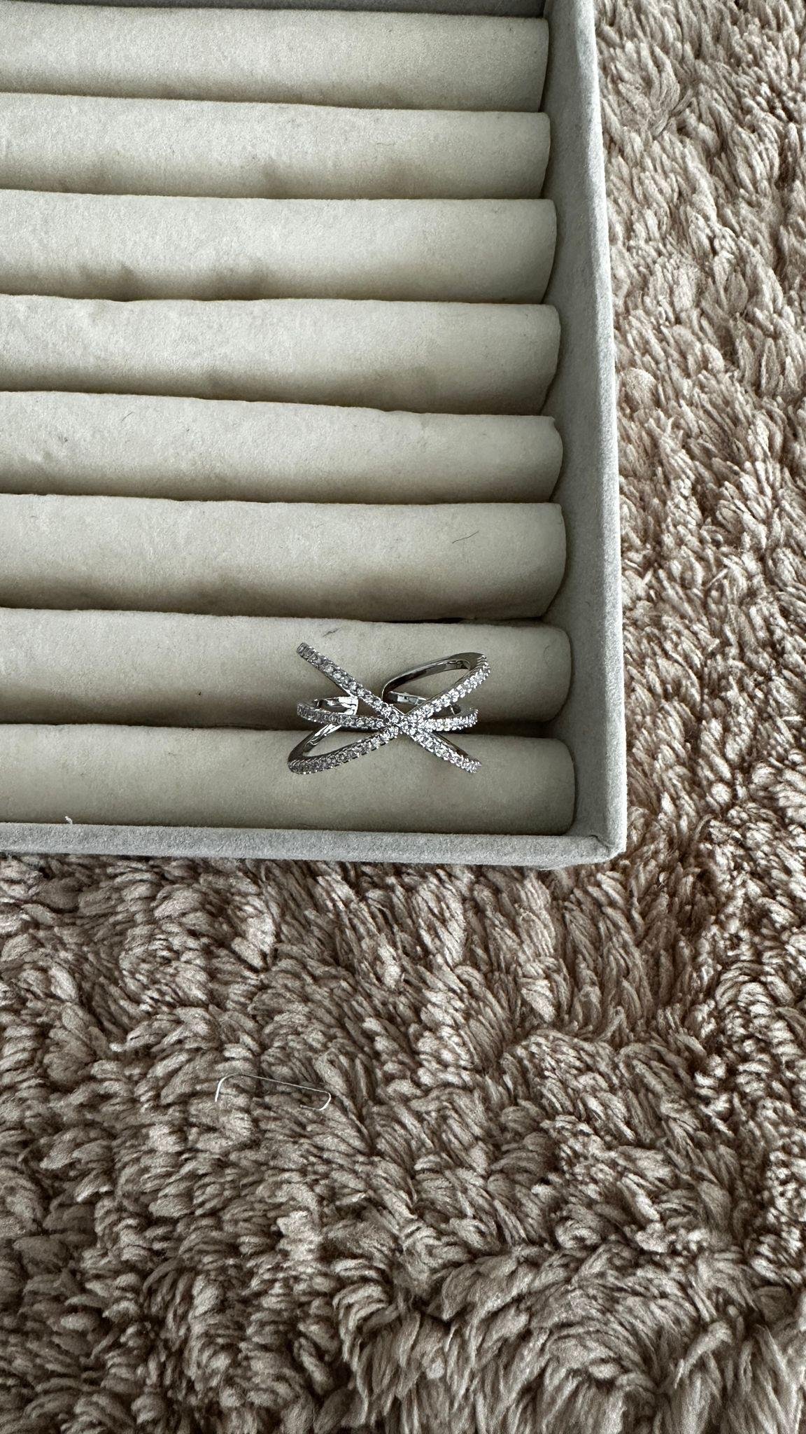 Zirkon Taşlı Üç Sıra Asimetrik Yüzük