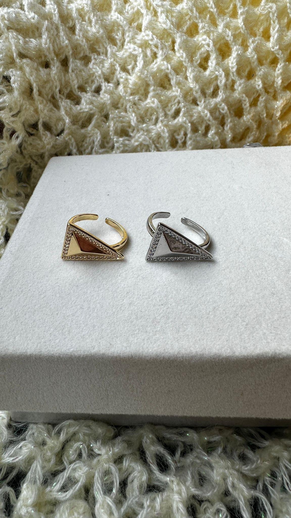 Zirkon Taşlı Üçgen Yüzük