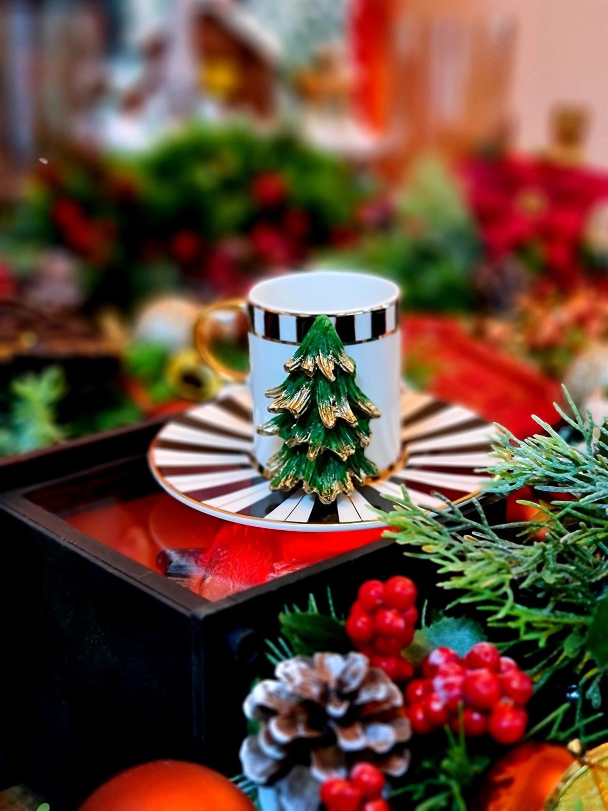 çam ağacı kahve fincanı