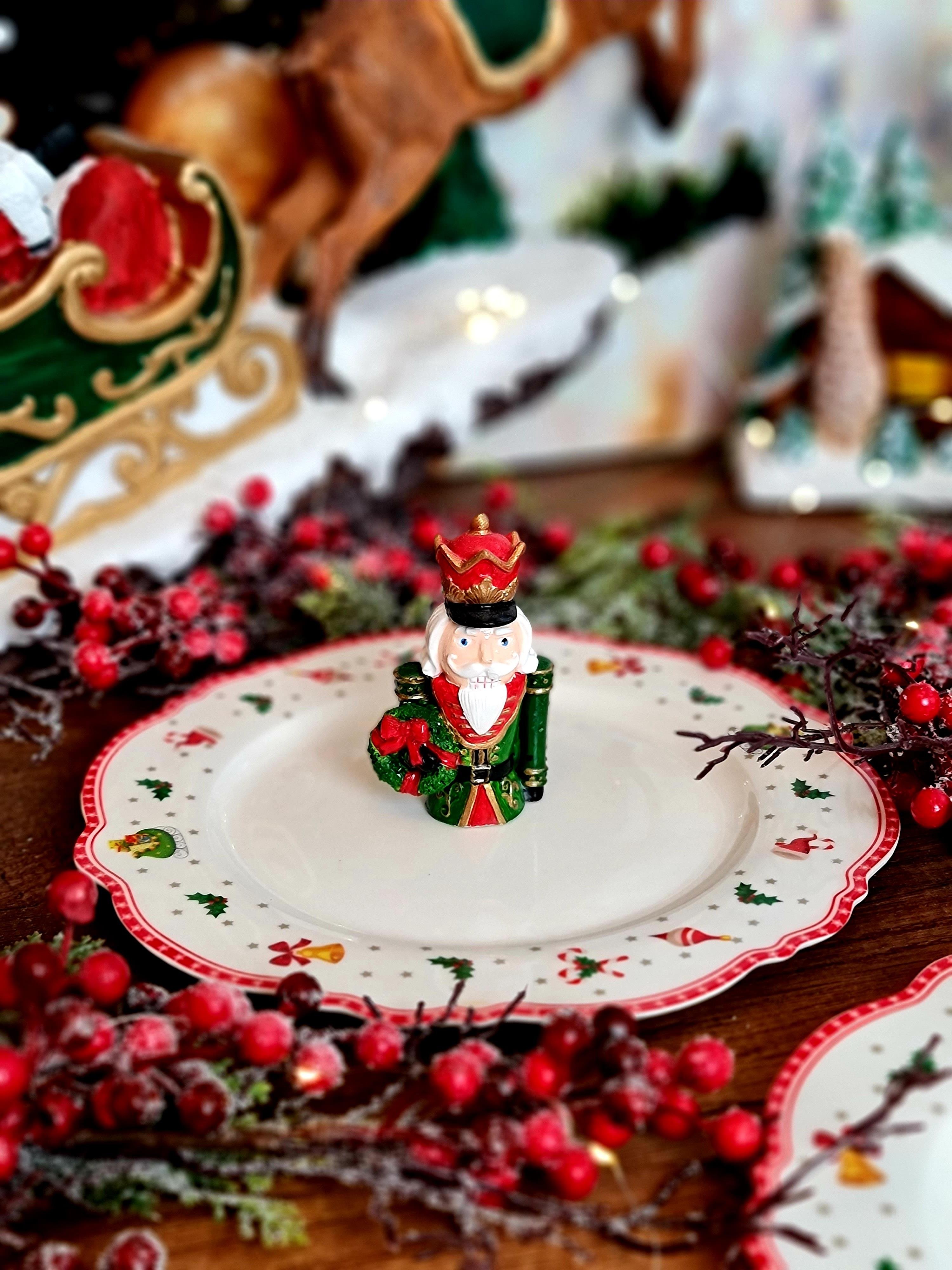 Christmas nut tabak green