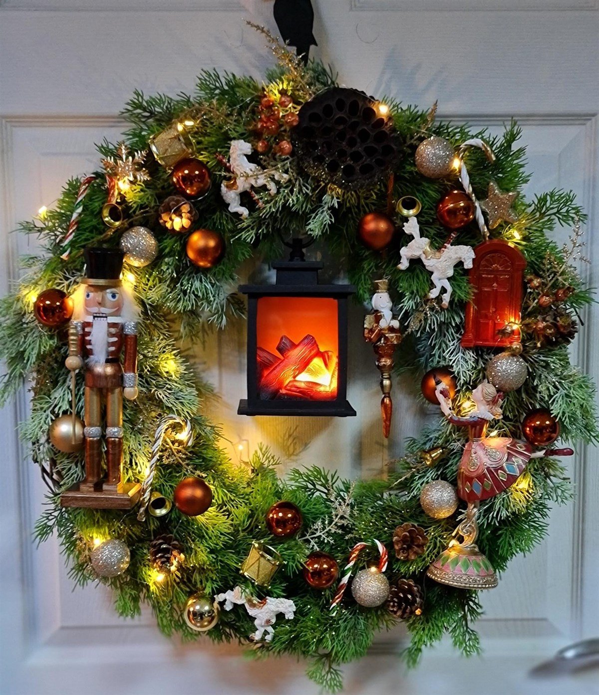 Clara&Nutcracker kapı ç 65 cm şömine led ve peri ışıklelengiıdır,