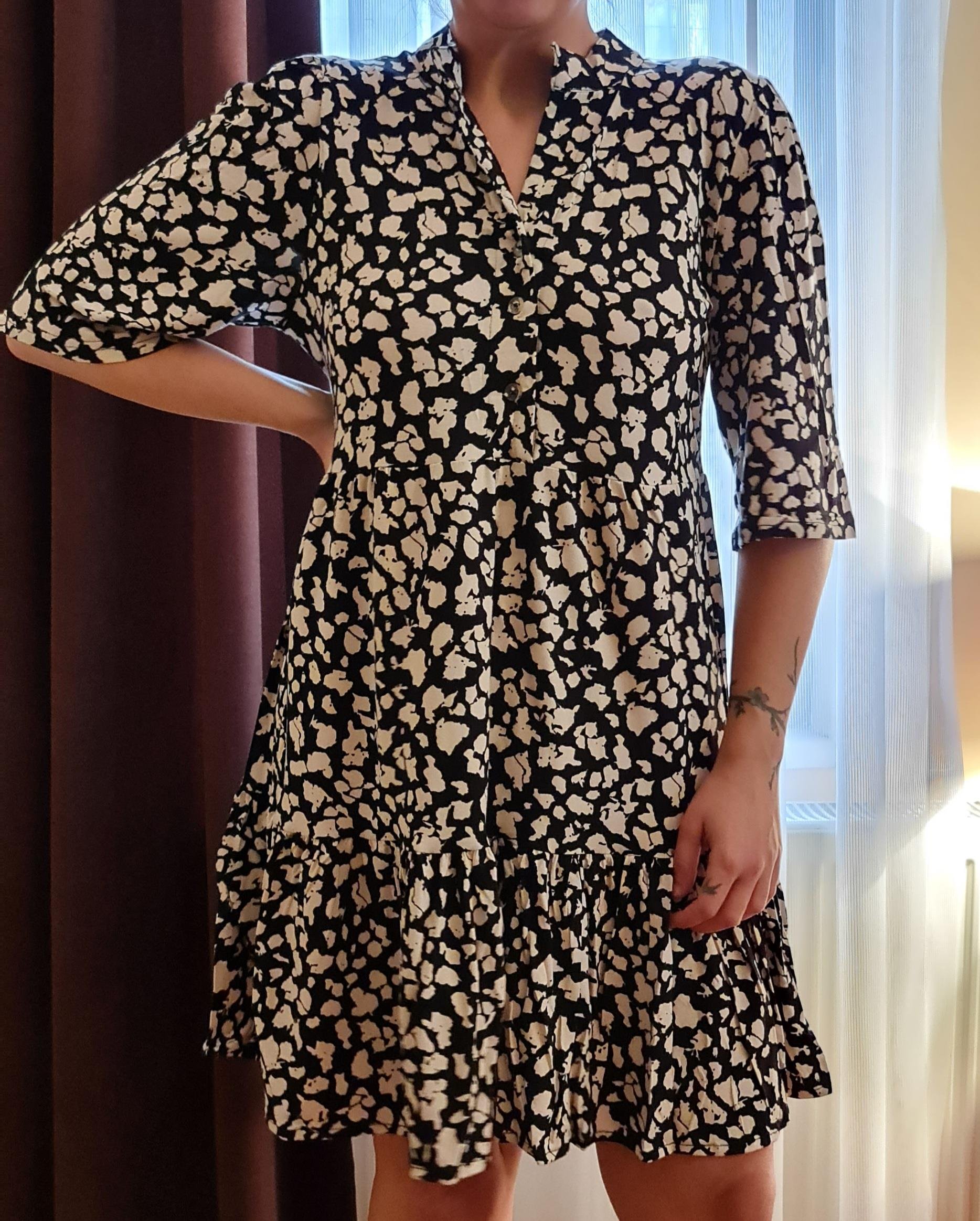 düğmeli desenli elbise