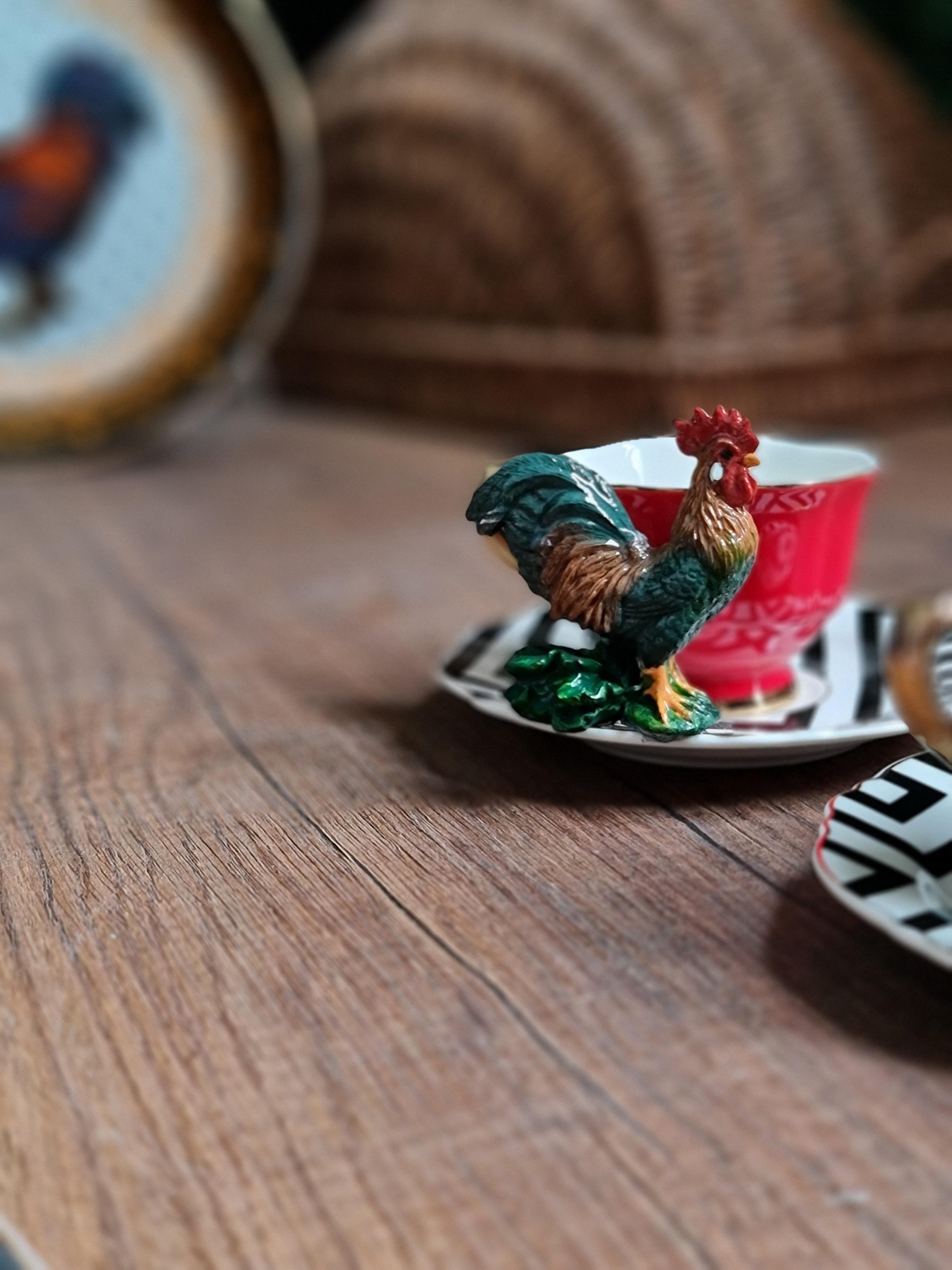 horozlu kırmızı kahve fincanı