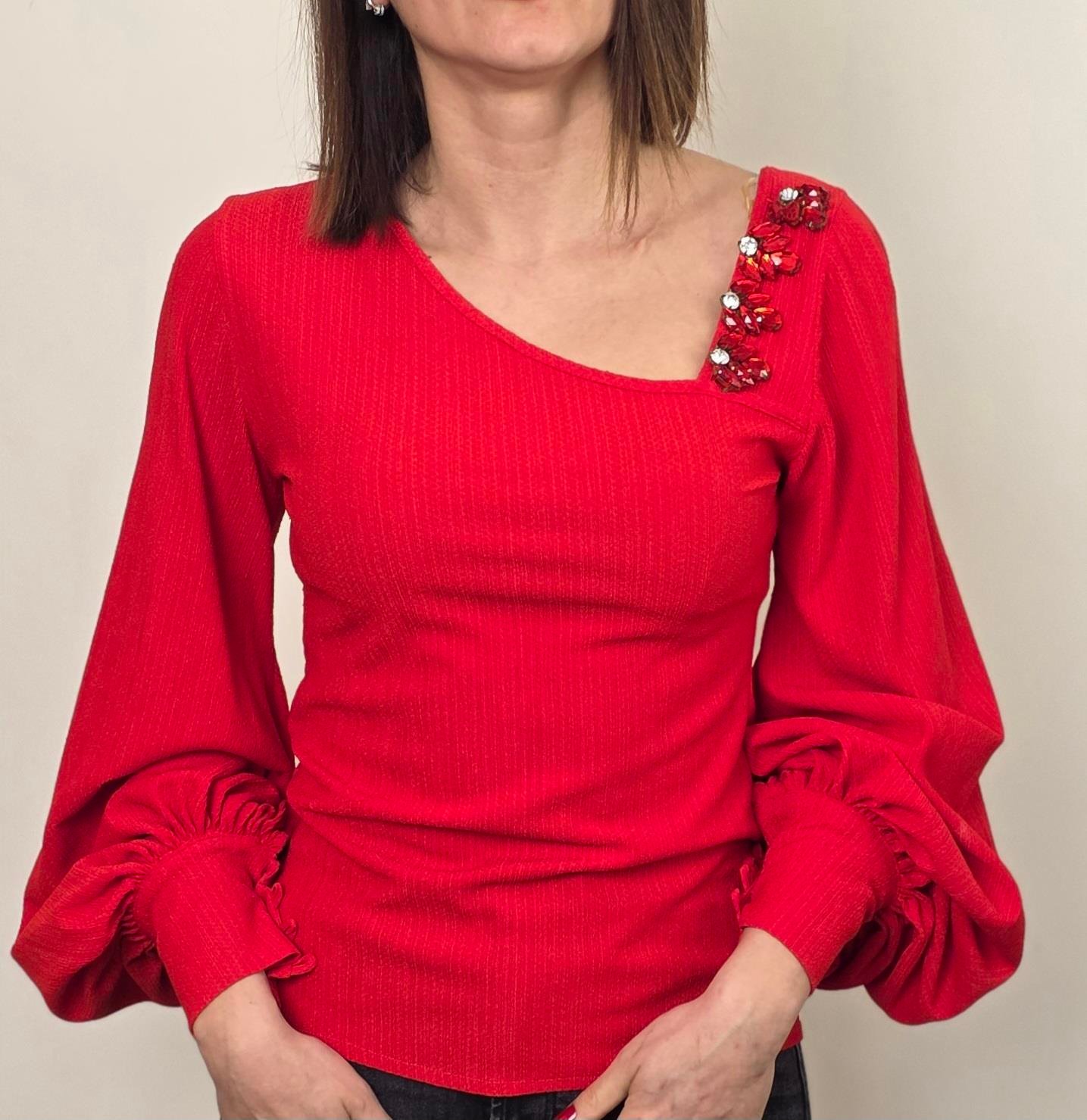 kırmızı taş detaylı bluz
