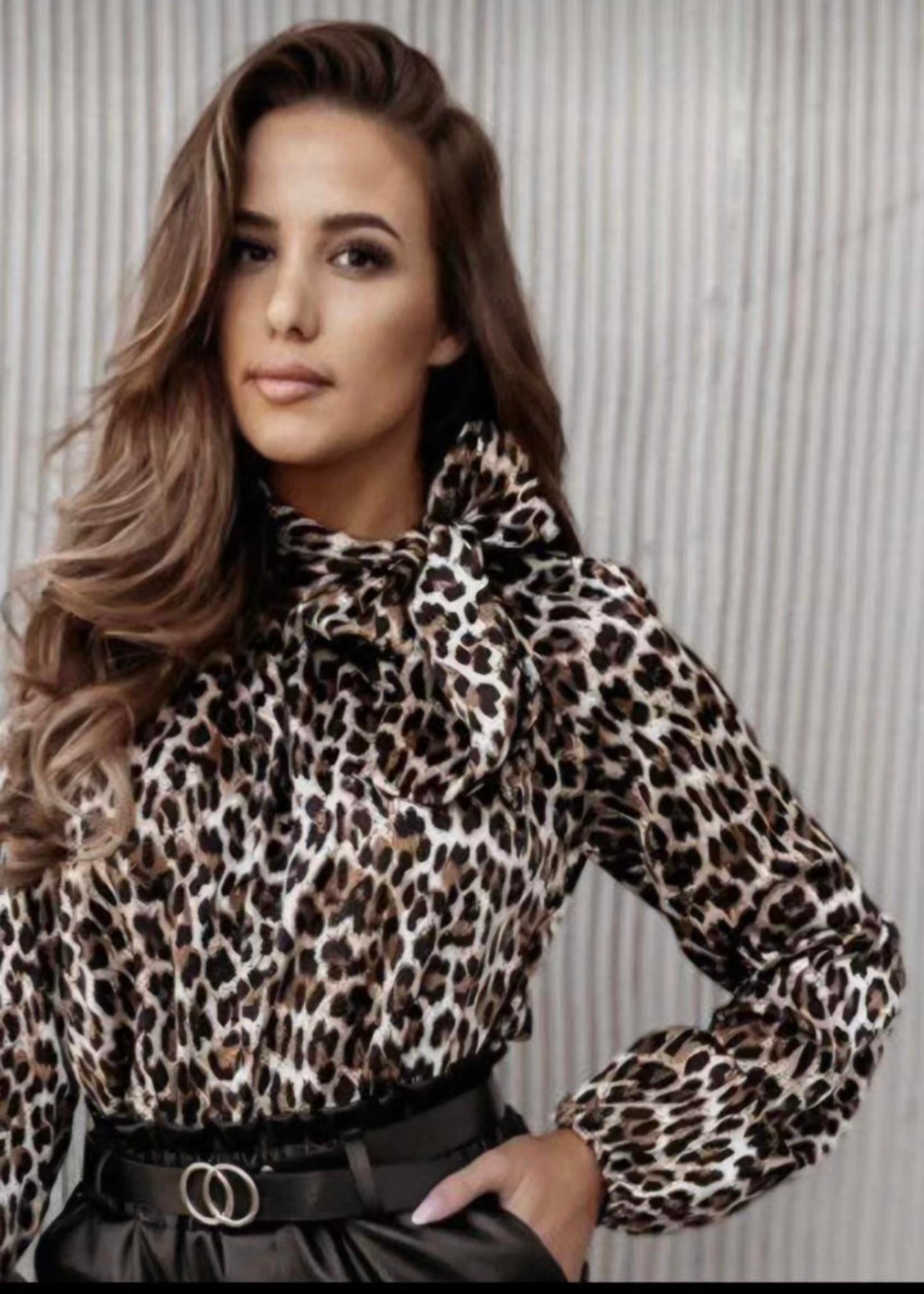 leopar fular detaylı bluz