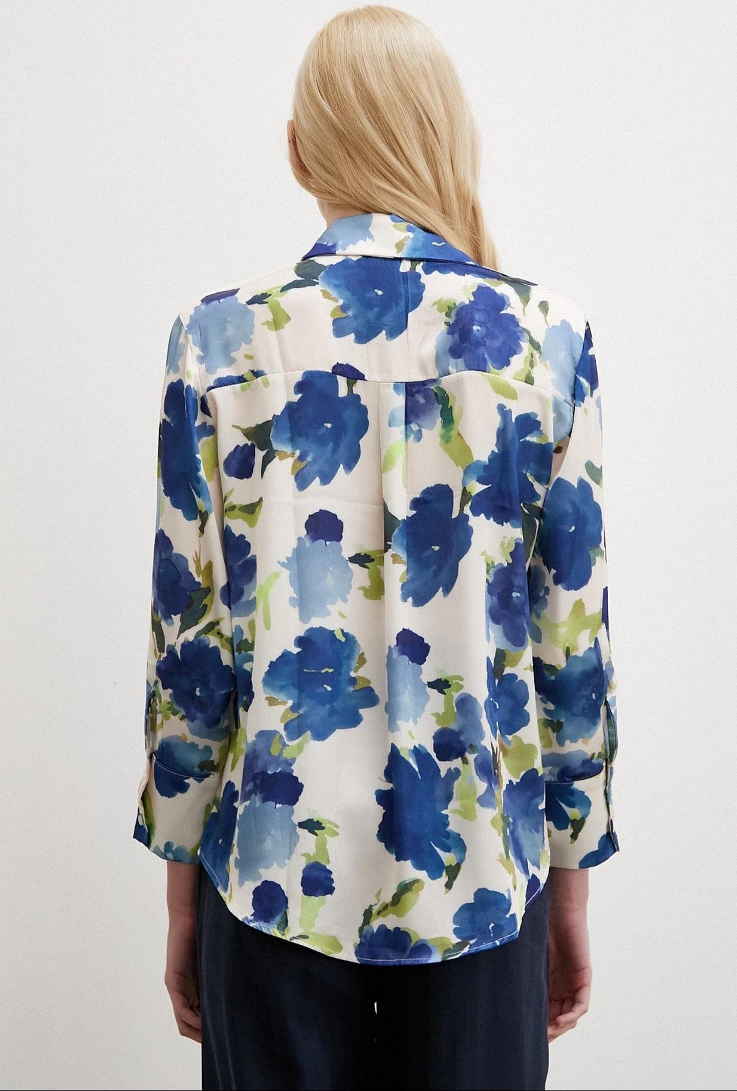 mavi çiçekli gömlek