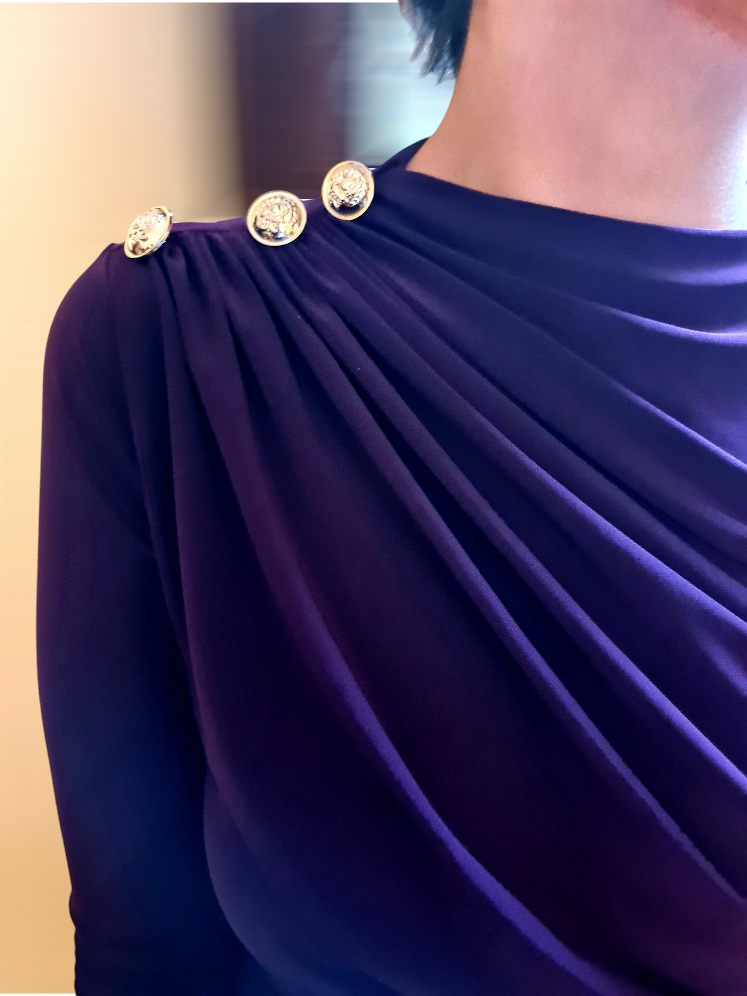 Mor dik yakalı drape omuz düğme detaylı bluz