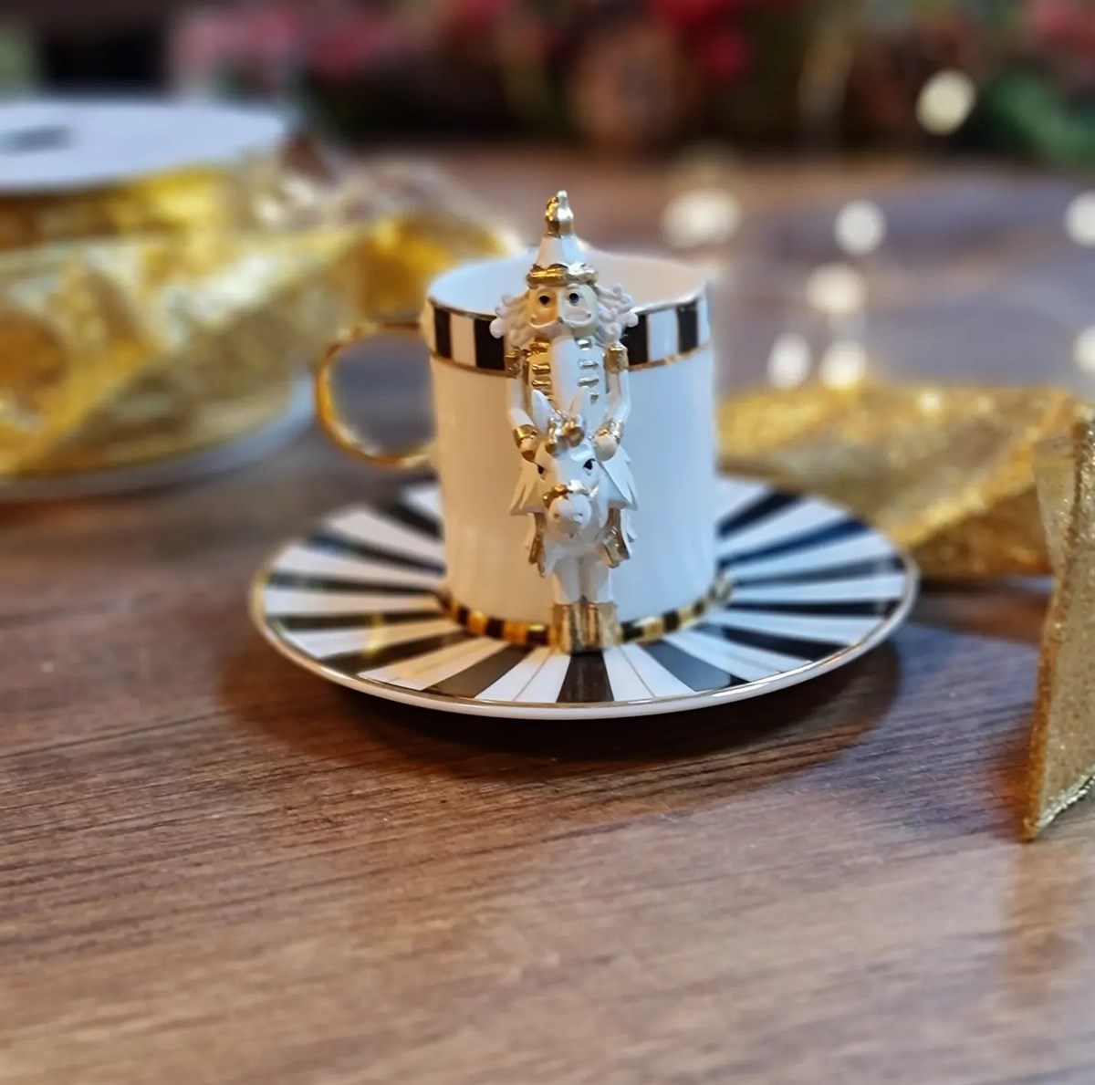 nutcracker fincan gold