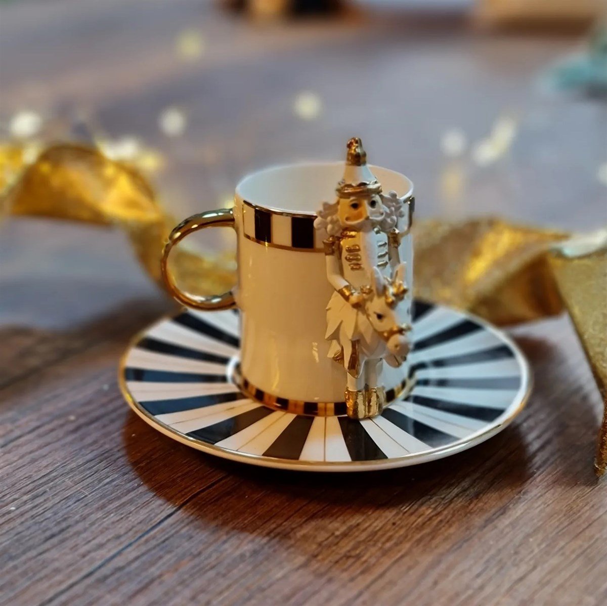 nutcracker fincan gold