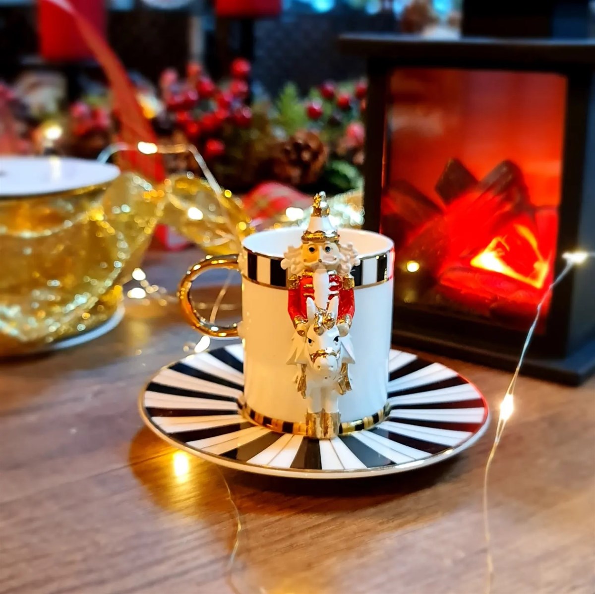 nutcracker fincan kırmızı