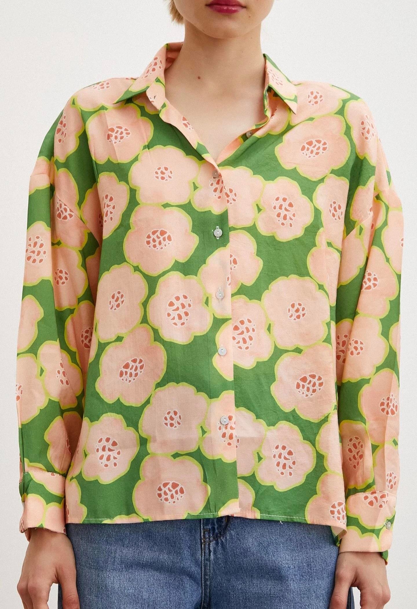 pembe çiçekli gömlek