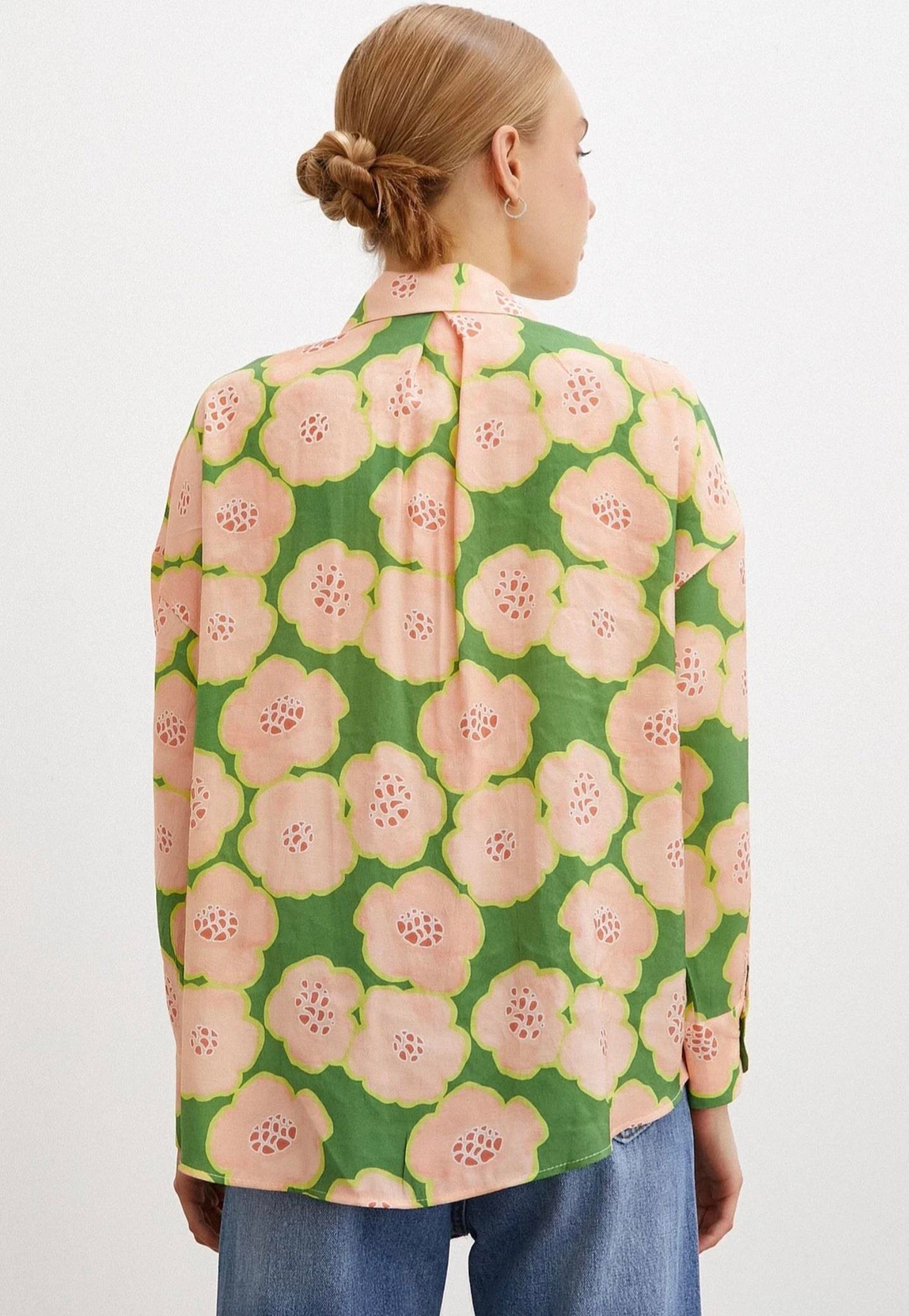 pembe çiçekli gömlek