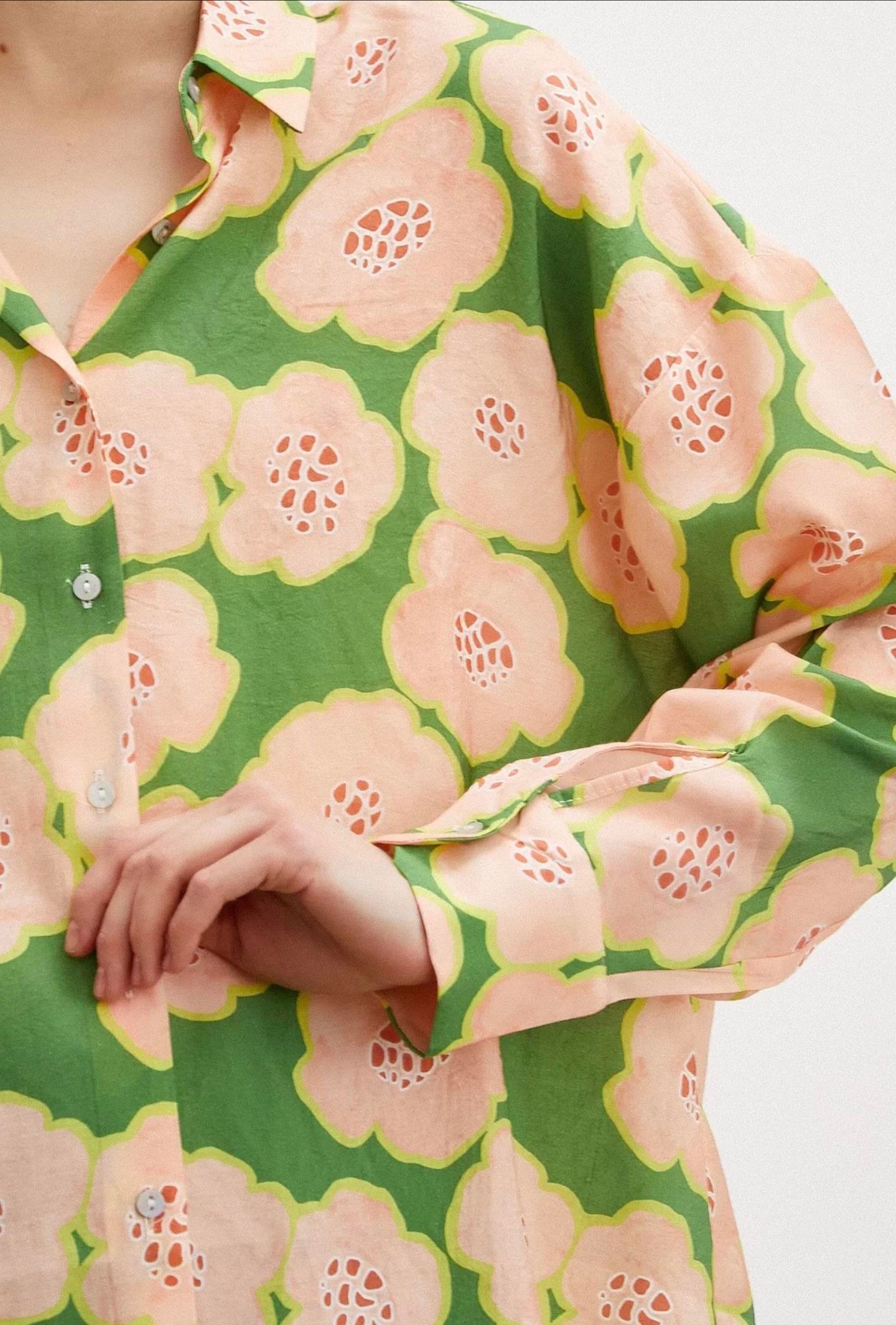 pembe çiçekli gömlek